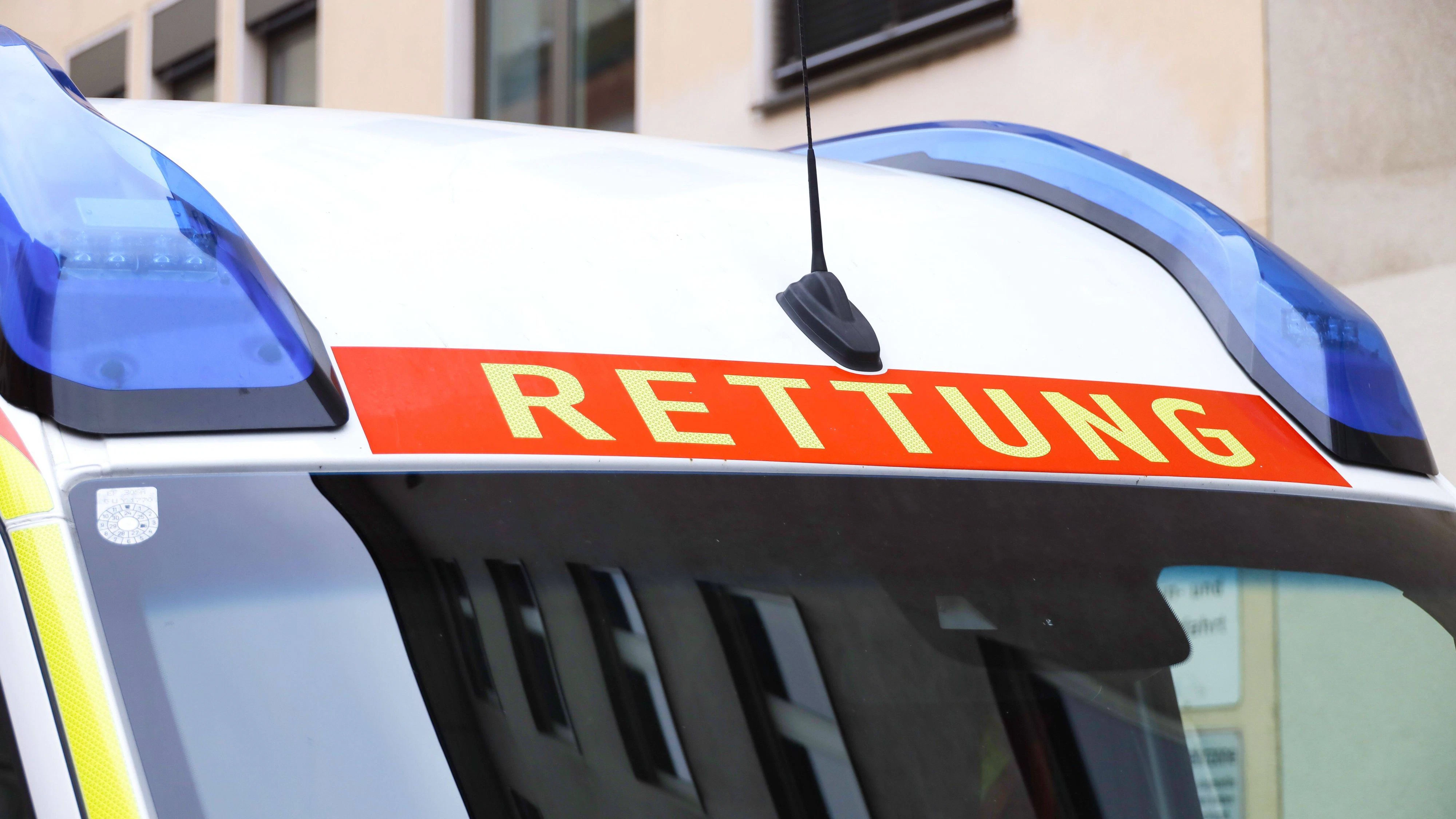 03.12.2025, Linz, AUT, Unterwegs in Oberösterreich, Themenbild, Verschiedene Themenbilder, Symbolbild, im Bild Rettung, Erste Hilfe, Rettungswagen, Einsatzfahrzeug, Rettungsorganisation, Patiententransport, Hilfsdienst, Blaulichtorganisation, *** 03 12 2025, Linz, AUT, On the road in Upper Austria, theme picture, various theme pictures, symbol picture, in the picture rescue, first aid, ambulance, emergency vehicle, rescue organization, patient transport, emergency service, blue light organization,