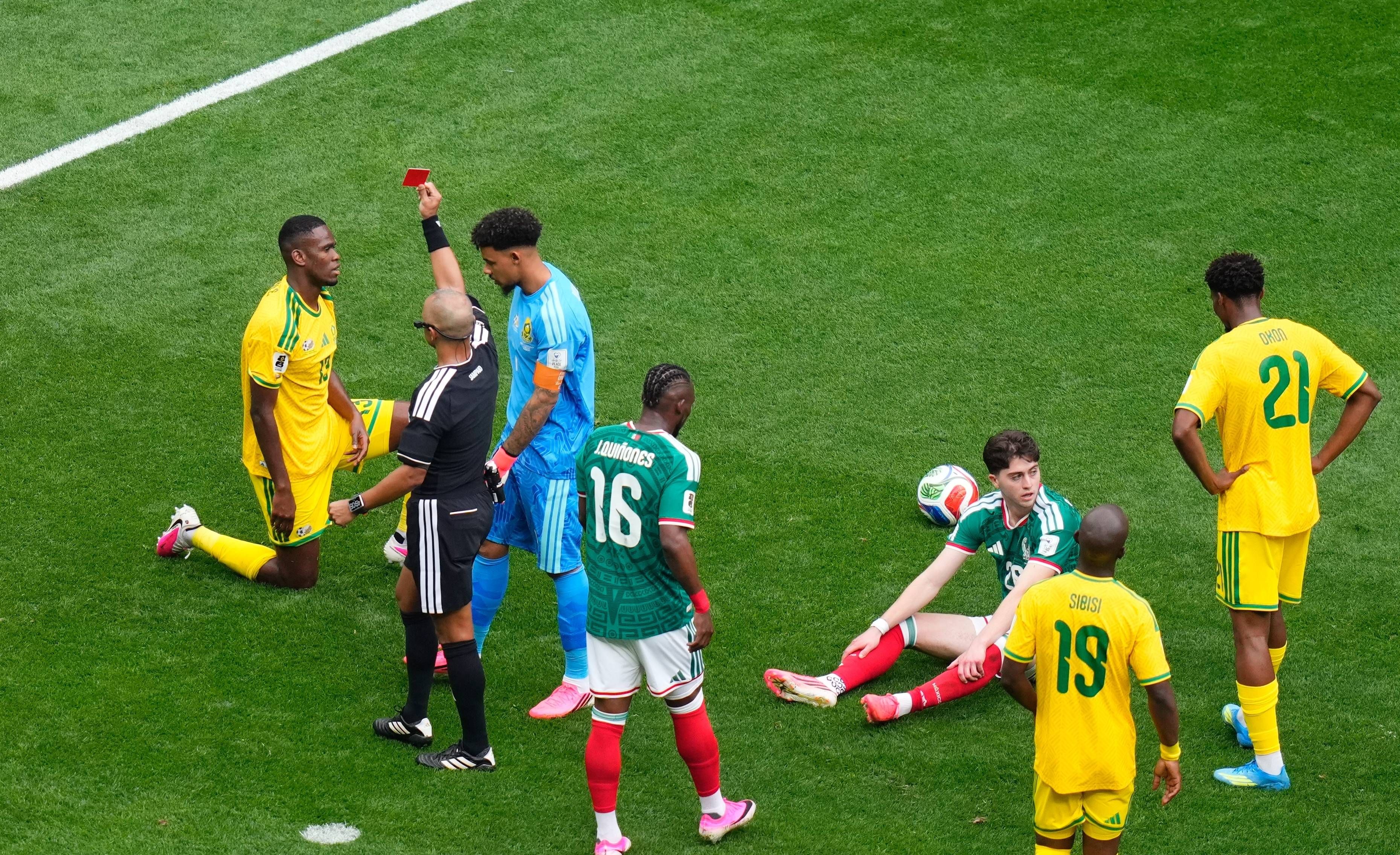 Heute.at - Schwerer Bock und Rot – tragische Figur bei WM-Auftakt