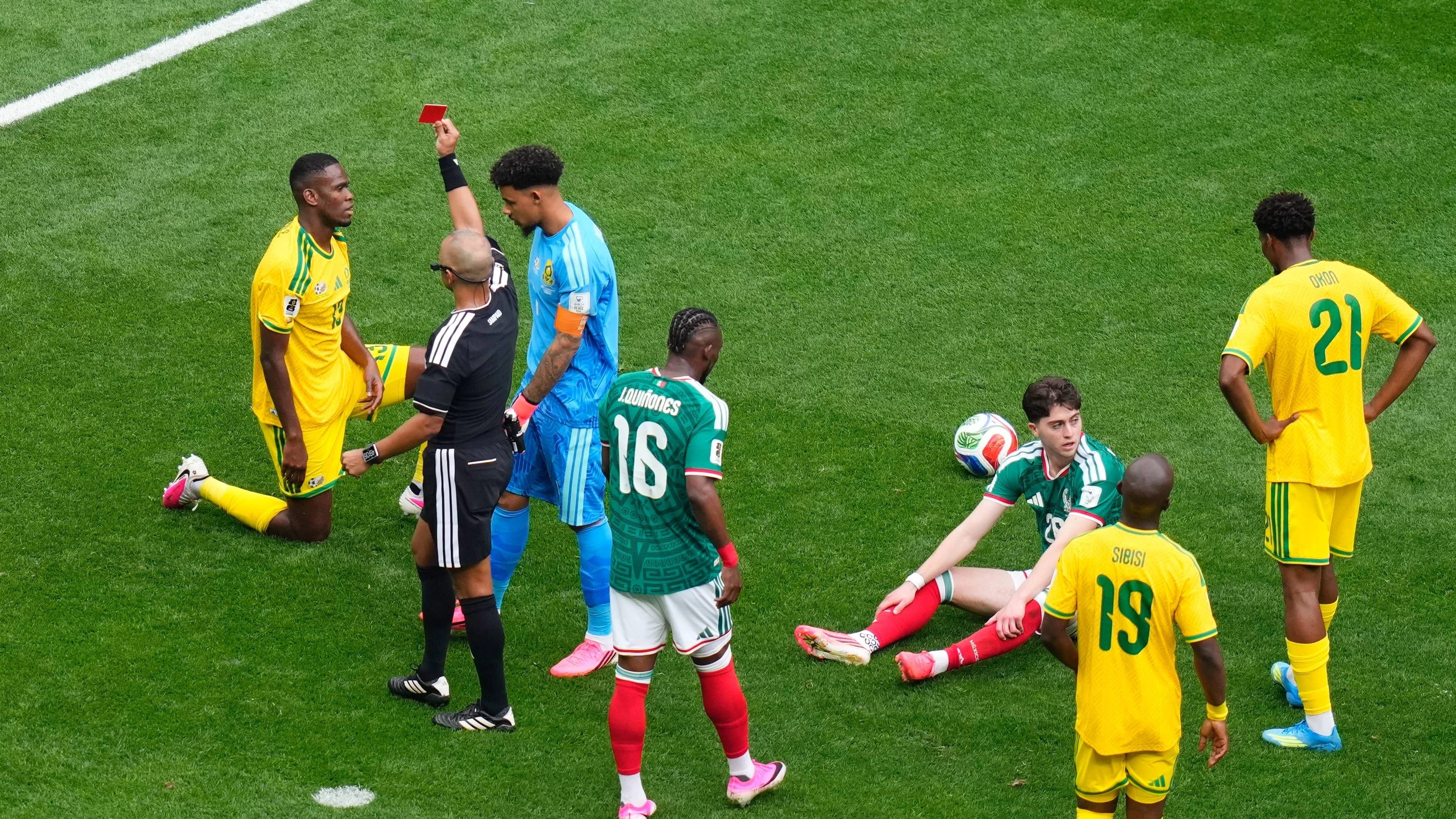 Heute.at - Schwerer Bock und Rot – tragische Figur bei WM-Auftakt