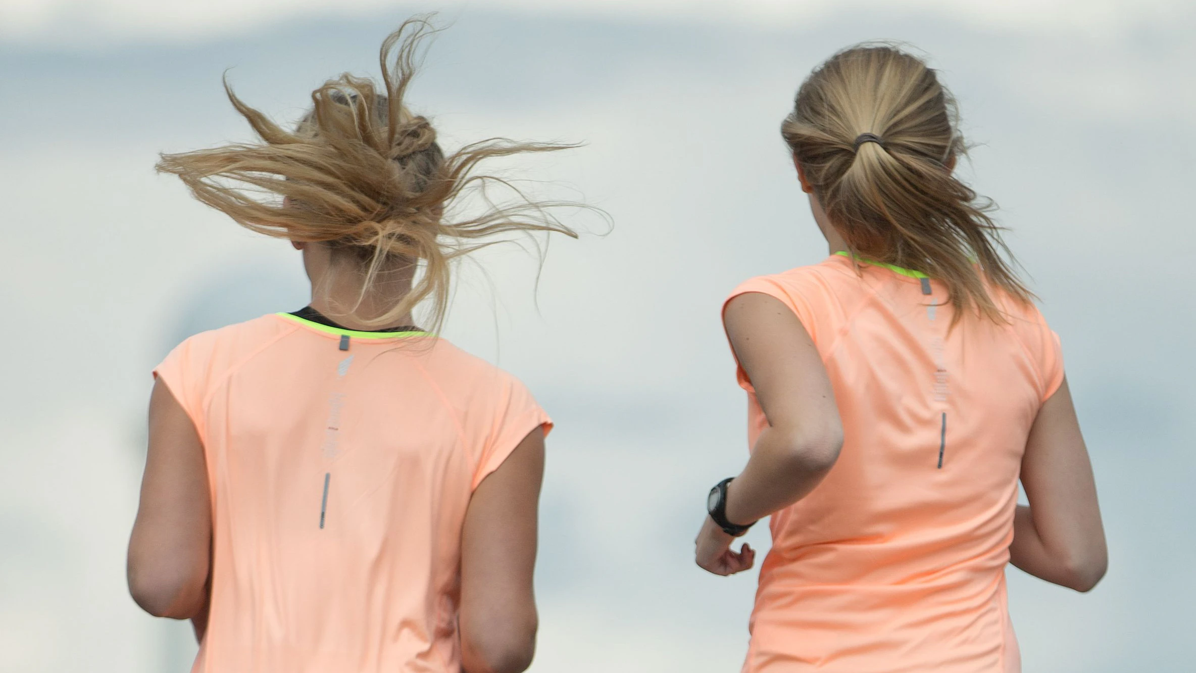 Saskia (l) and Kathy prepare for the running event Nike Women's Run on Tempelhofer Feld in Berlin, Germany, 20 June 2015. The 10km race starts at 21:00. Photo: JOERG CARSTENSEN/DPA