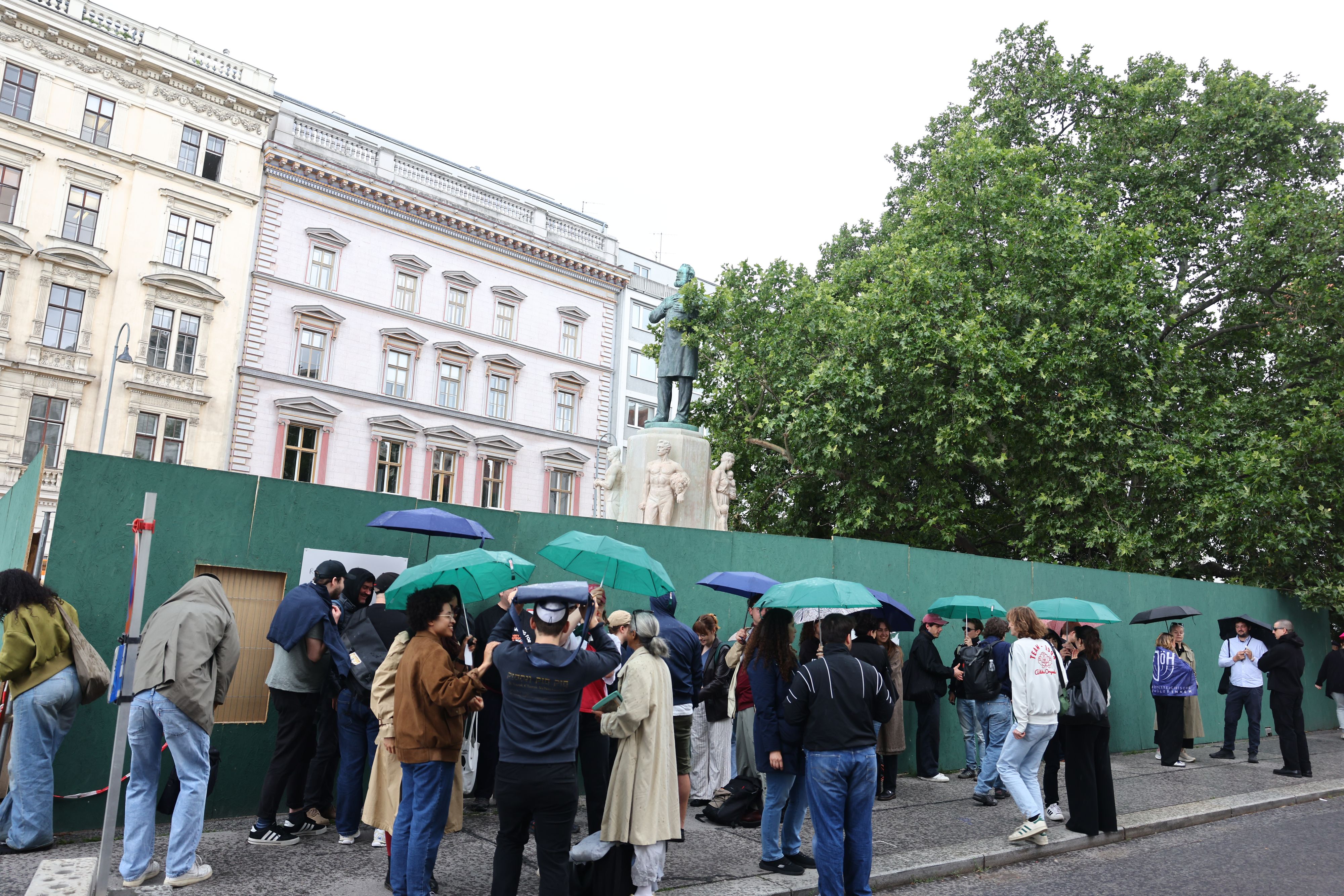 Enthüllung des Denkmals wurde von Protestaktion begleitet.