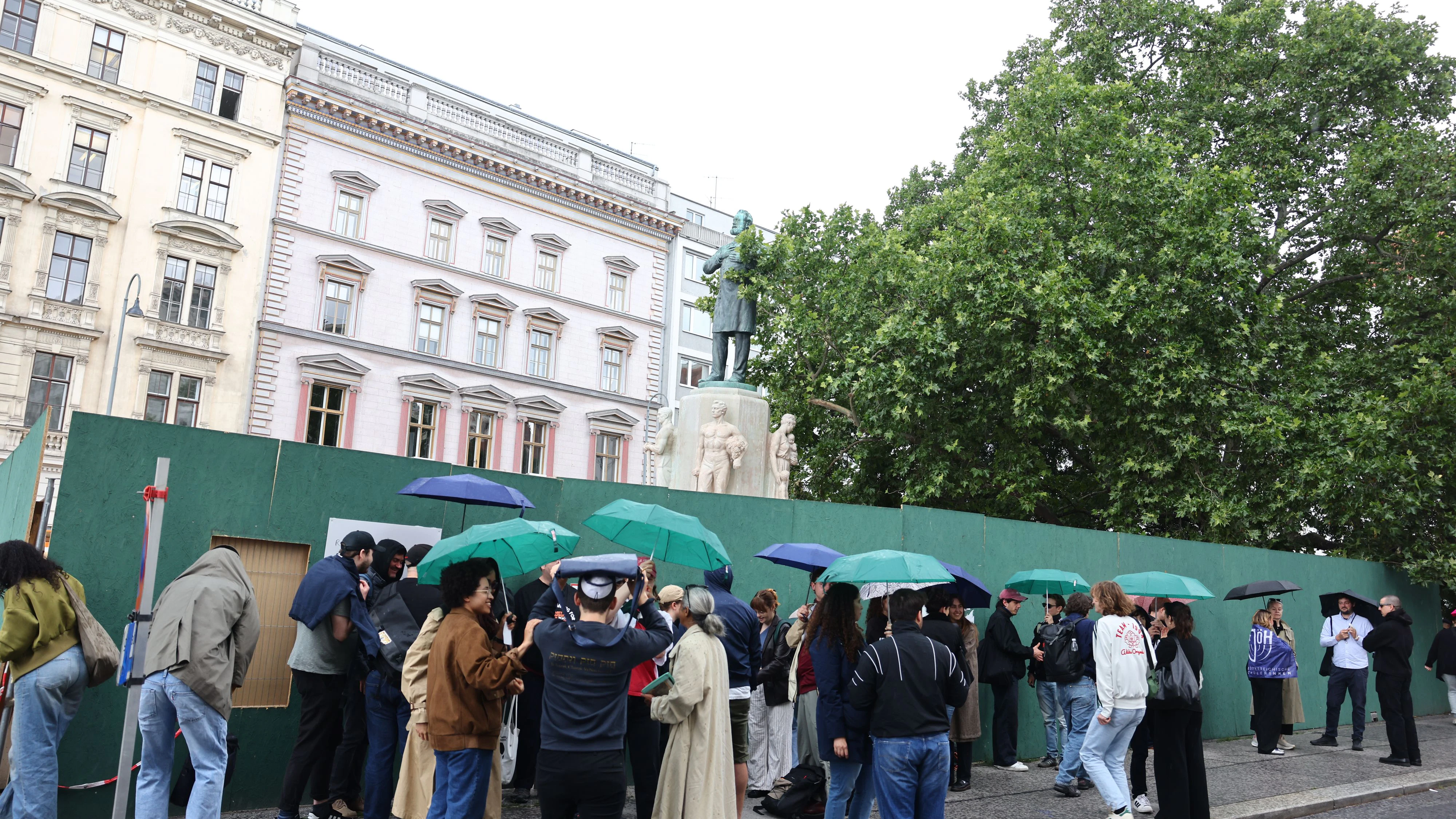 Enthüllung des Denkmals wurde von Protestaktion begleitet.