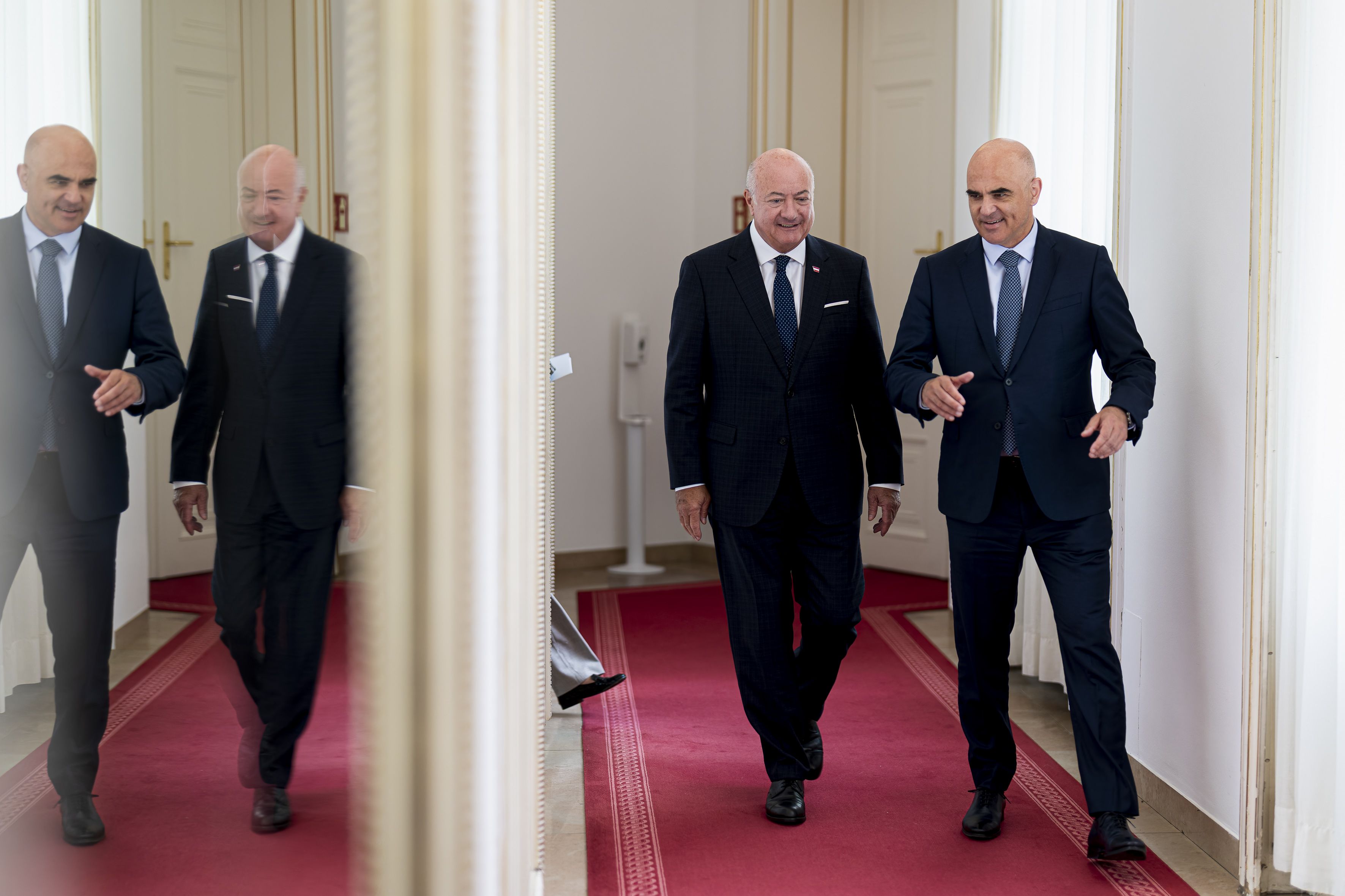 Bundeskanzler Christian Stocker (r.) empfing am Donnersat Alain Berset, Generalsekretär des Europats, im Bundeskanzleramt.