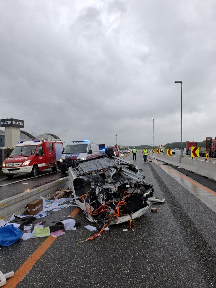Ein Auto überschlug sich am Mittwoch bei der Abfahrt Königsbrunn am Wagram.