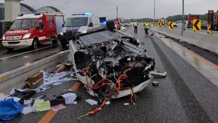 Ein Auto überschlug sich am Mittwoch bei der Abfahrt Königsbrunn am Wagram.