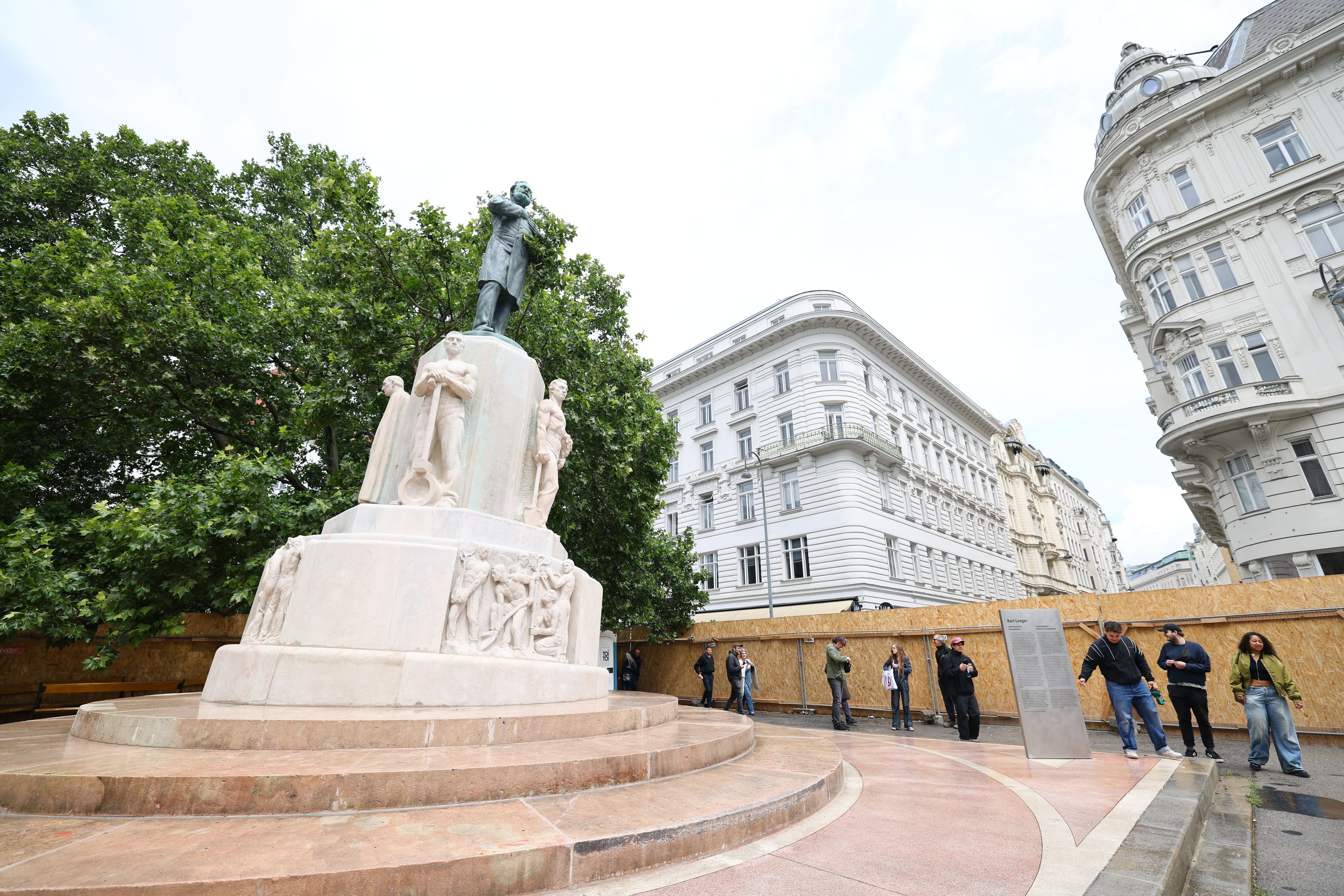Trotz der erst kürzlich abgeschlossenen 776.000-Euro-Umgestaltung sei eine kritische Erinnerungskultur an diesem Ort nicht möglich, so das Rektorat.