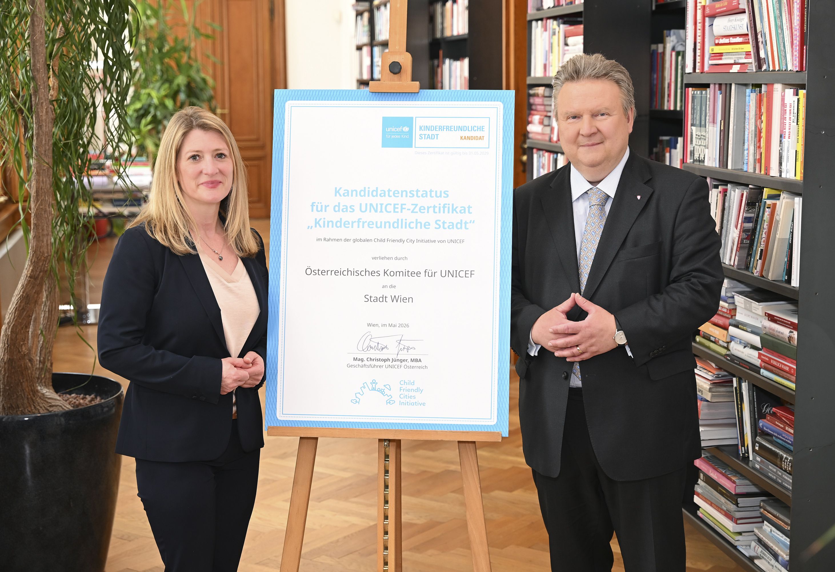 Vize-Bürgermeisterin Bettina Emmerling (Neos) und Bürgermeister Michael Ludwig (SPÖ) freuen sich über den Kandidaten-Status.