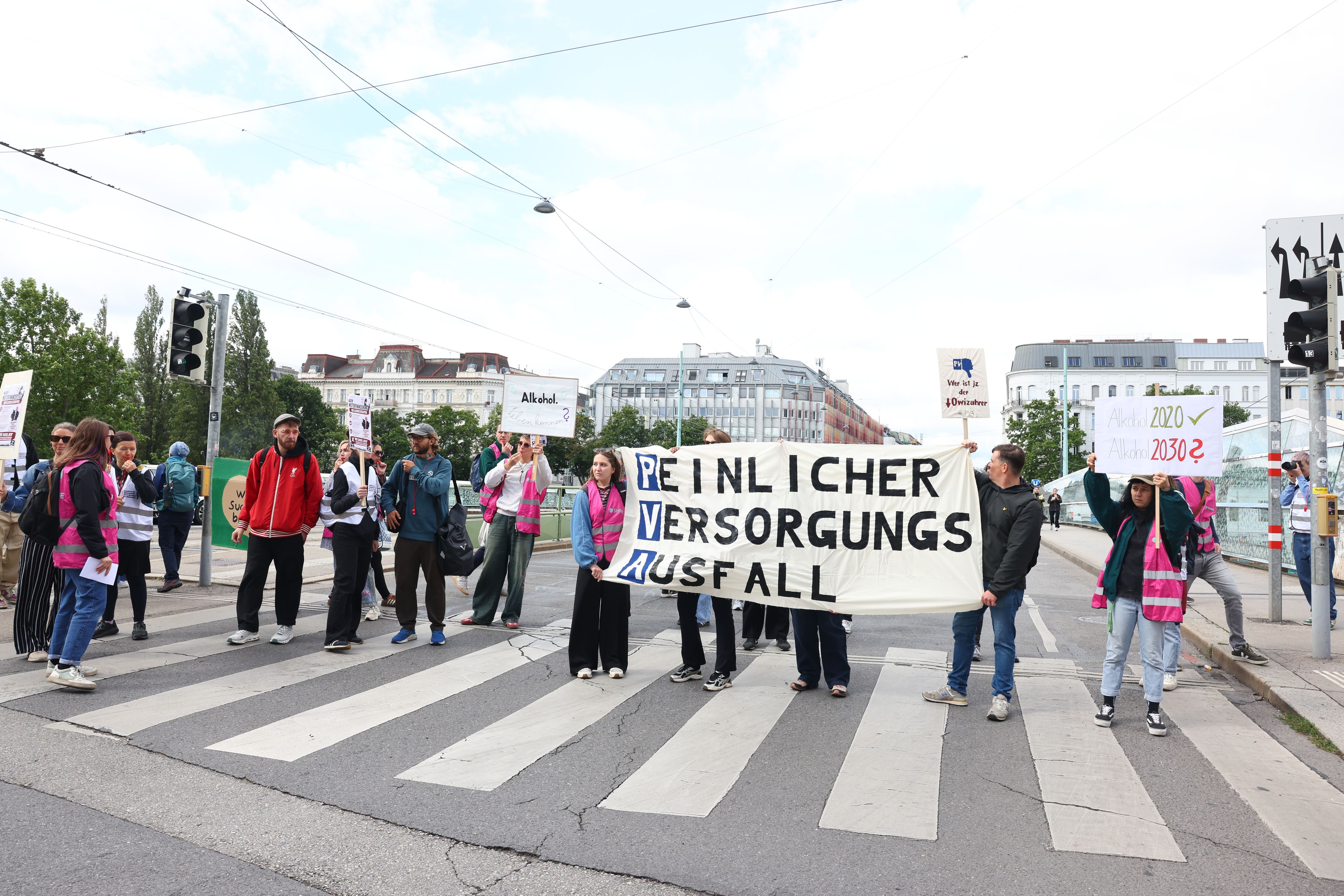 Demo gegen Kürzungen der PVA bei Suchthilfe. 