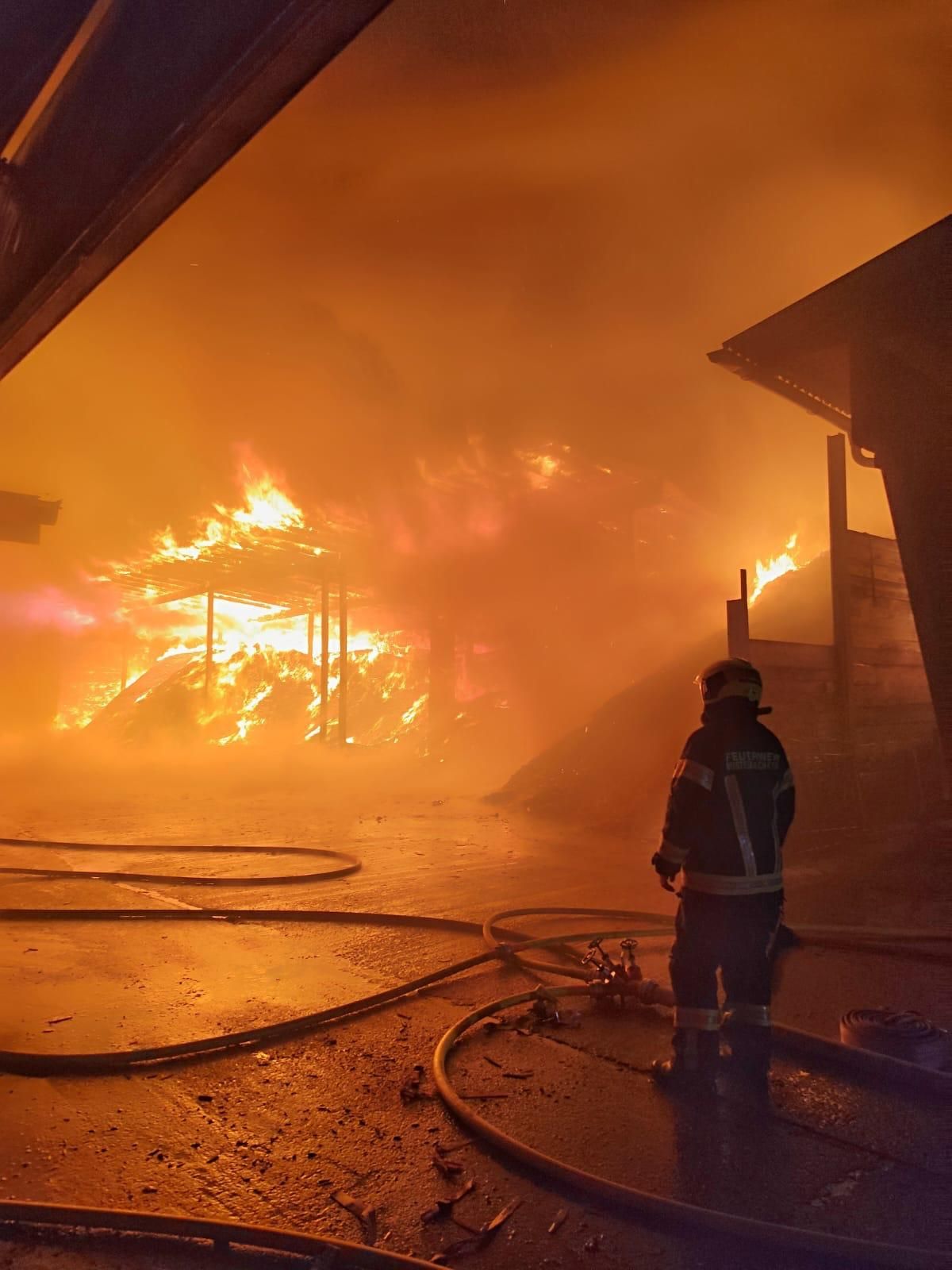 Am Mittwoch kam es in Mistelbach zu einem Großbrand in einem Sägewerk. 