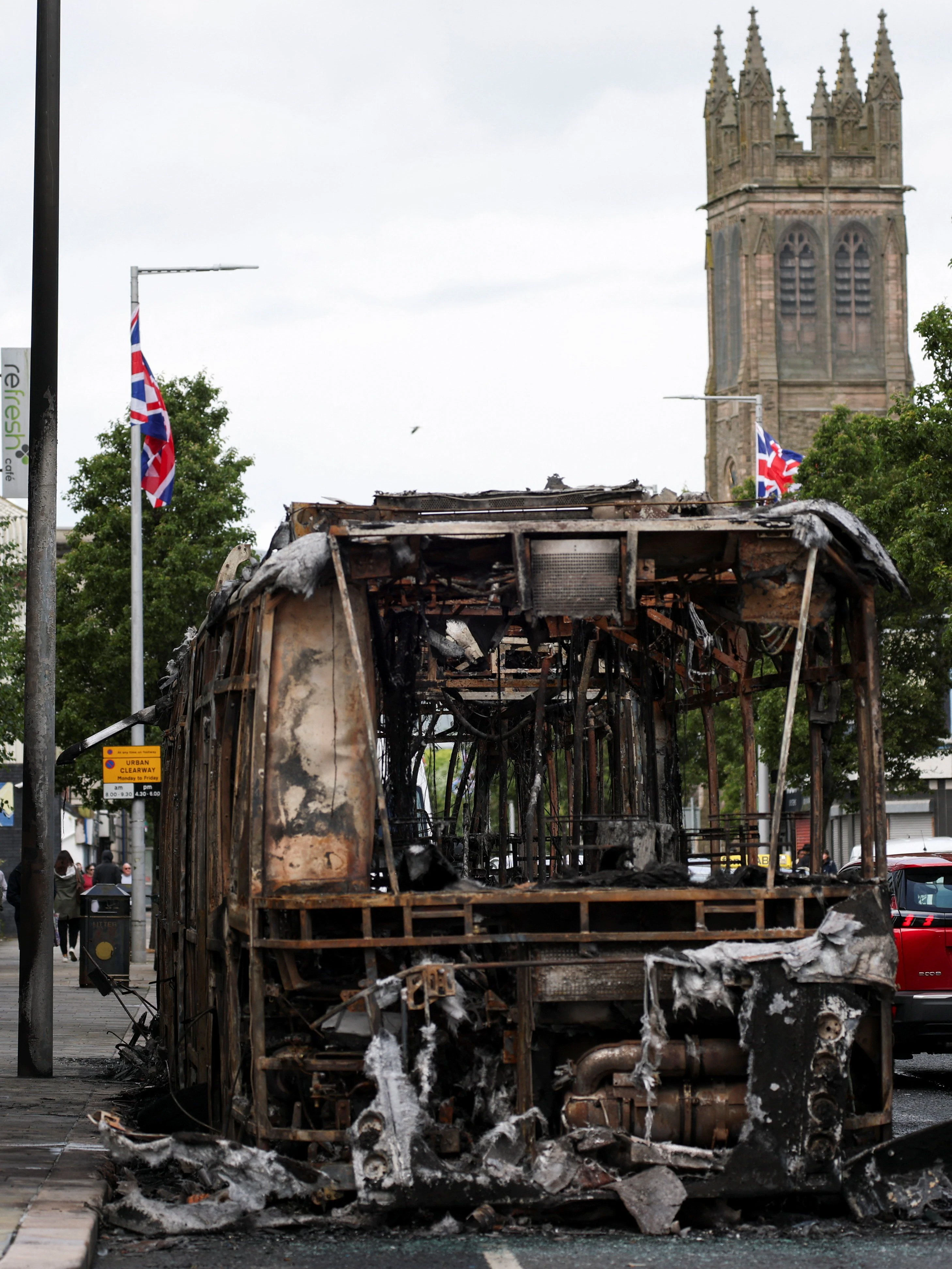 Ein Linienbus wurde in Belfast in Brand gesteckt.