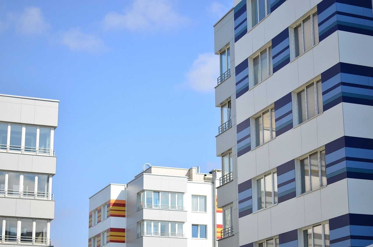 Modernes Wohngebäude mit Glaselementen und Balkonen