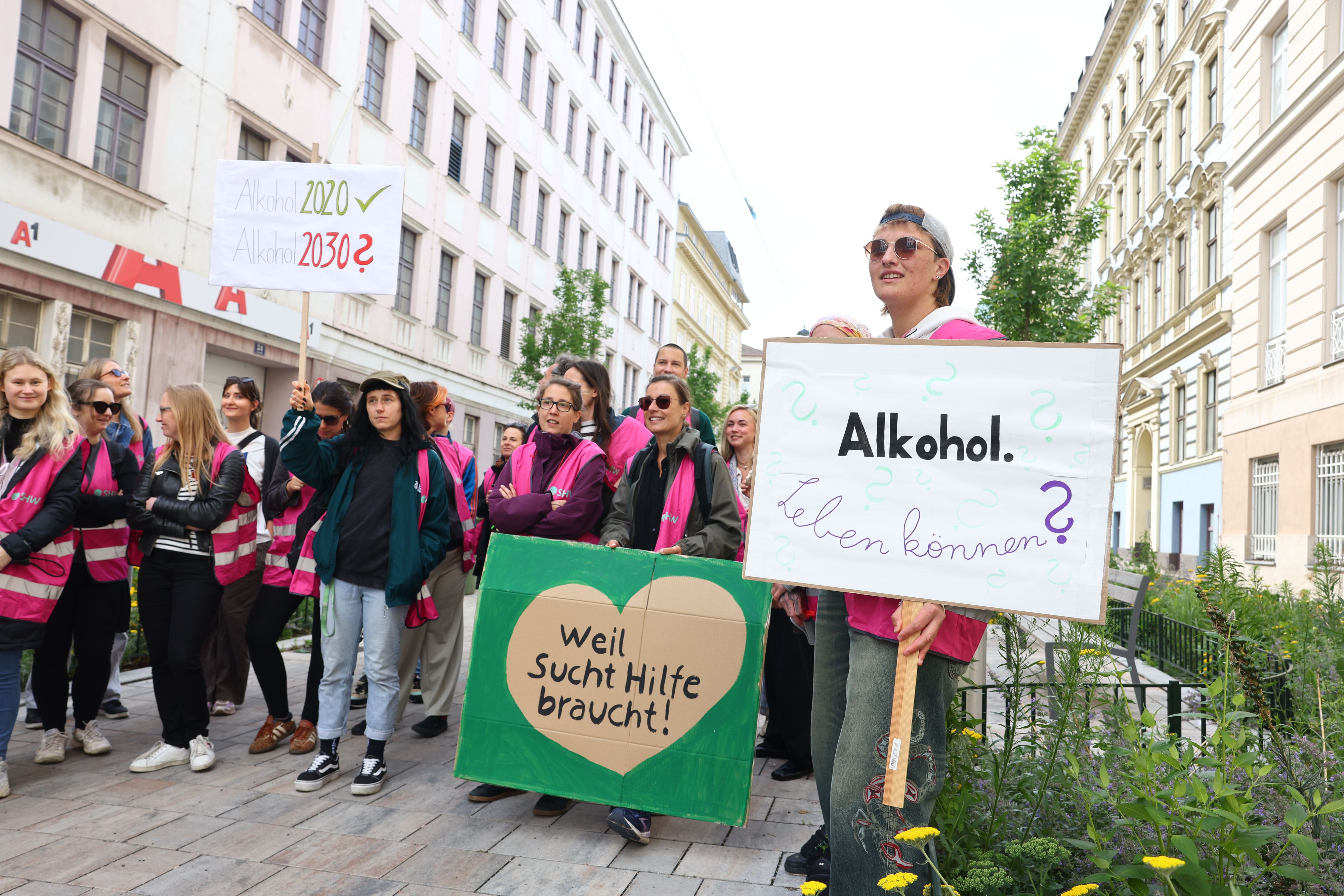 Demo vor der PVA-Zentrale gegen Kürzung von Suchthilfeprogramm.