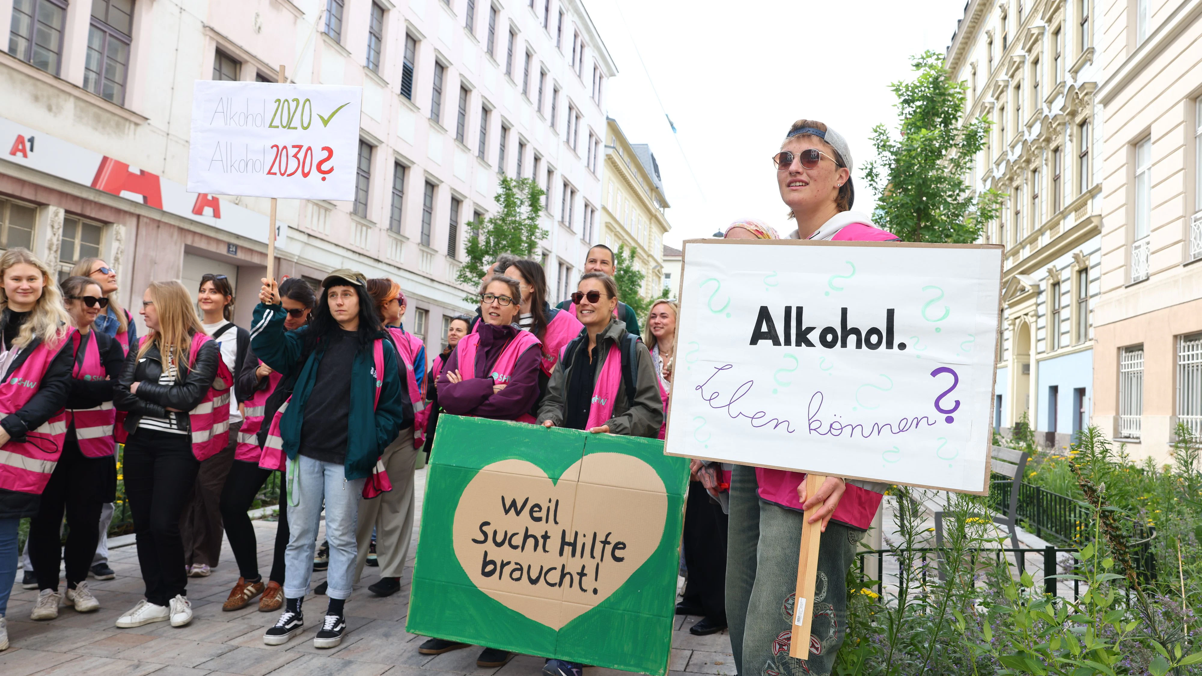 Demo vor der PVA-Zentrale gegen Kürzung von Suchthilfeprogramm.