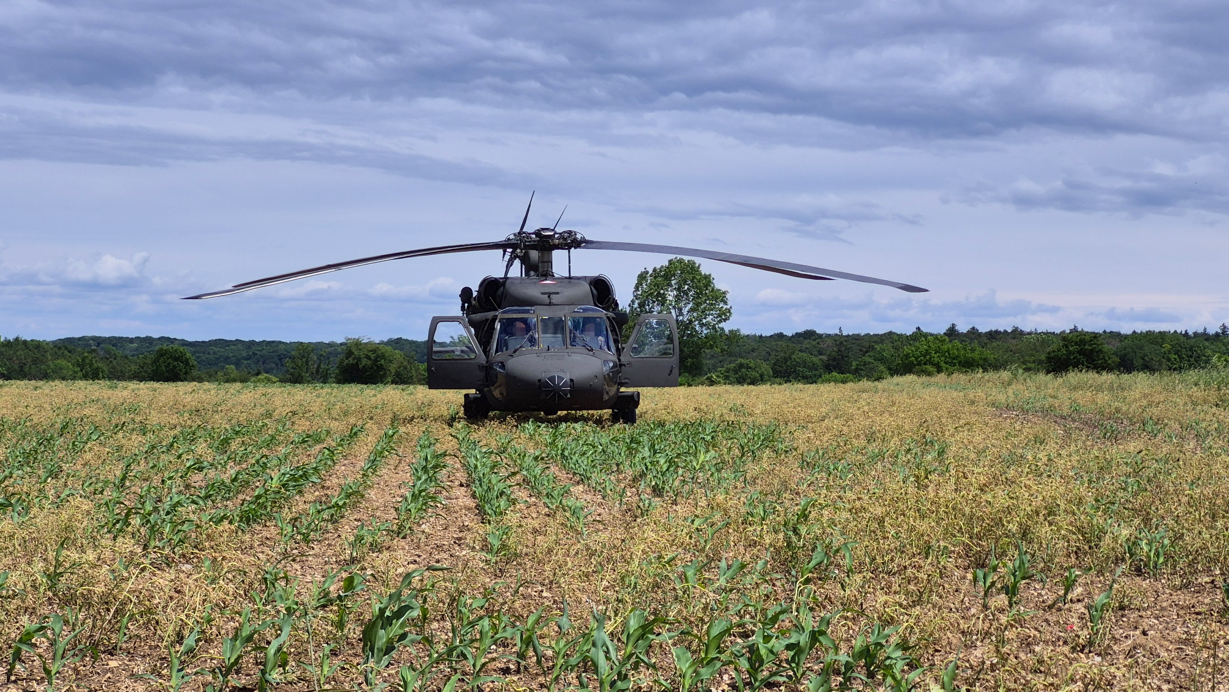Die Crew checkt alle Sicherheitssysteme im Black Hawk.