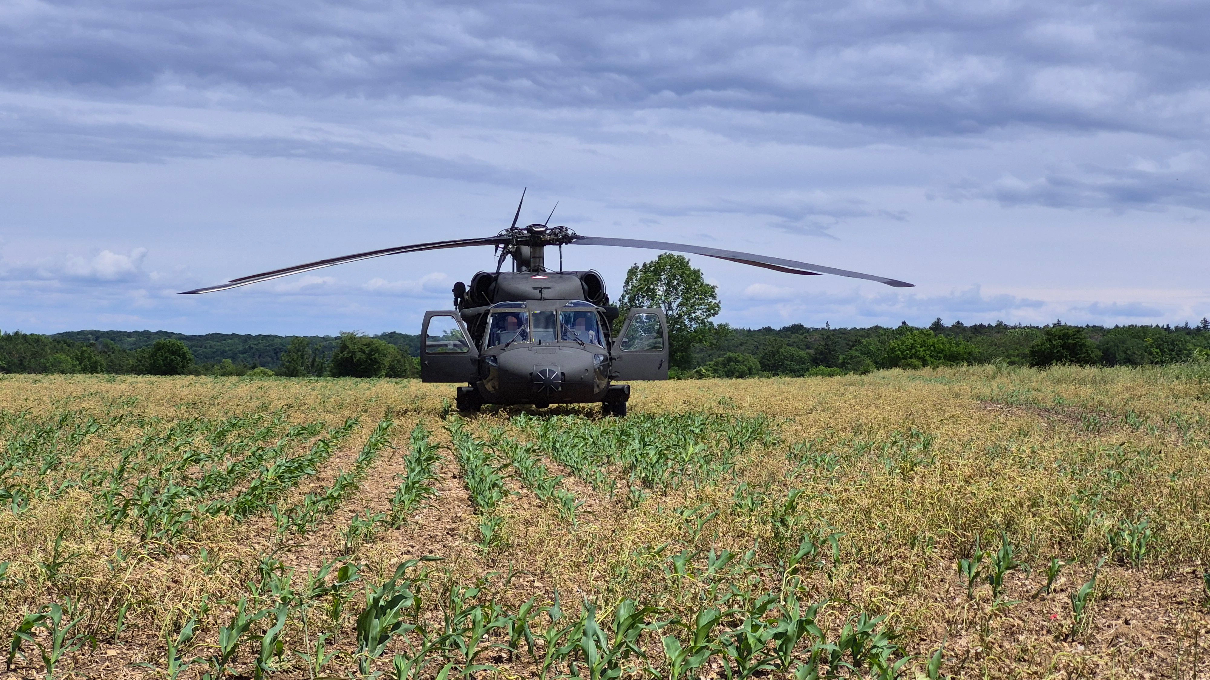 Die Crew checkt alle Sicherheitssysteme im Black Hawk.