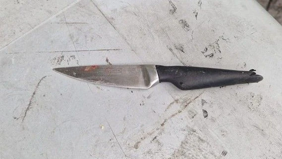 Mit diesem Messer soll die Frau auf ihren Lebensgefährten eingestochen haben.