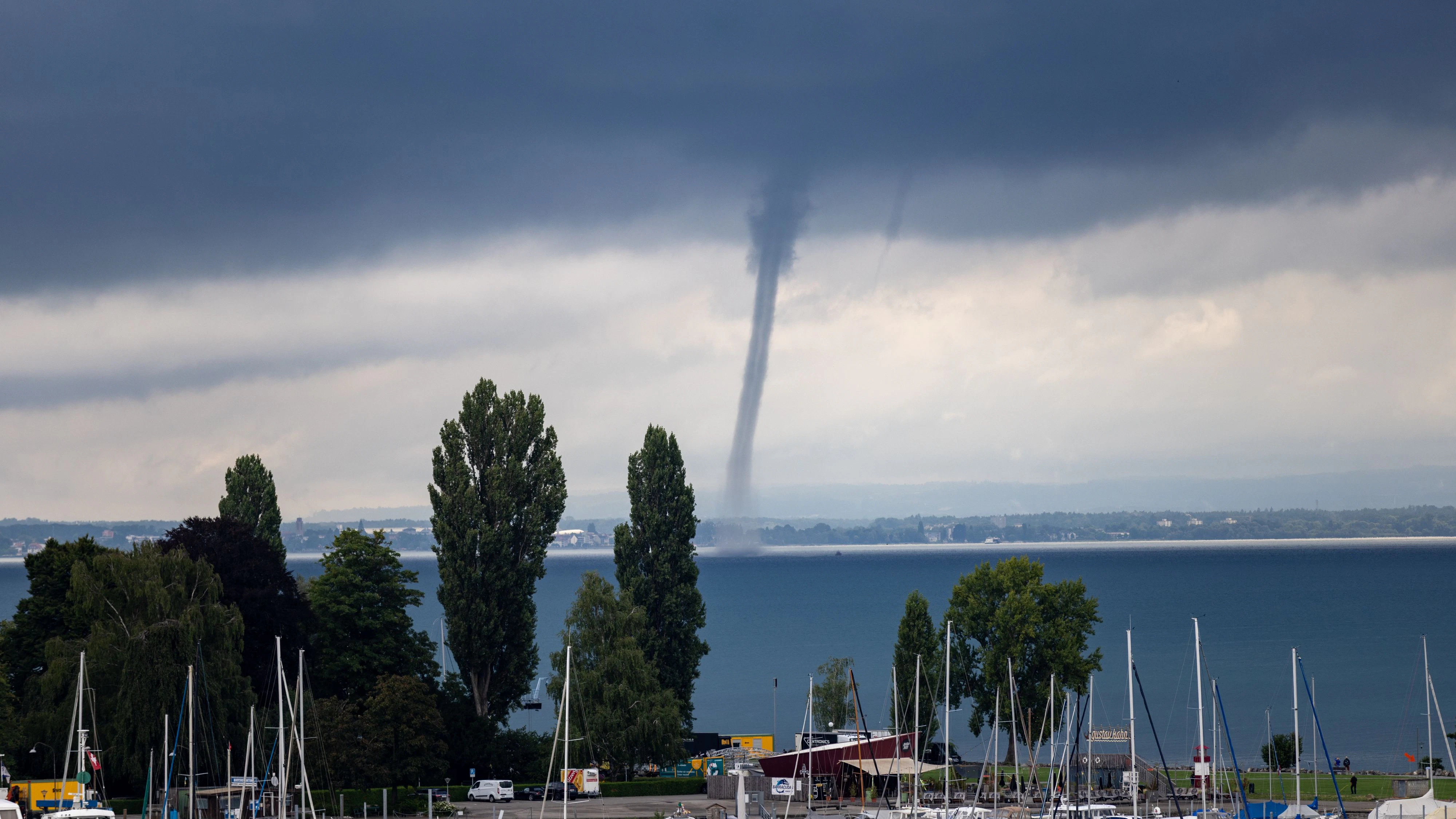 29 July 2025, Switzerland, Romanshorn: A waterspout moved across Lake Constance on Tuesday (29.7.25). According to the German Weather Service, it was visible for about an hour. (to dpa: waterspout visible over Lake Constance) Photo: Raphael Rohner/CH-Media/dpa