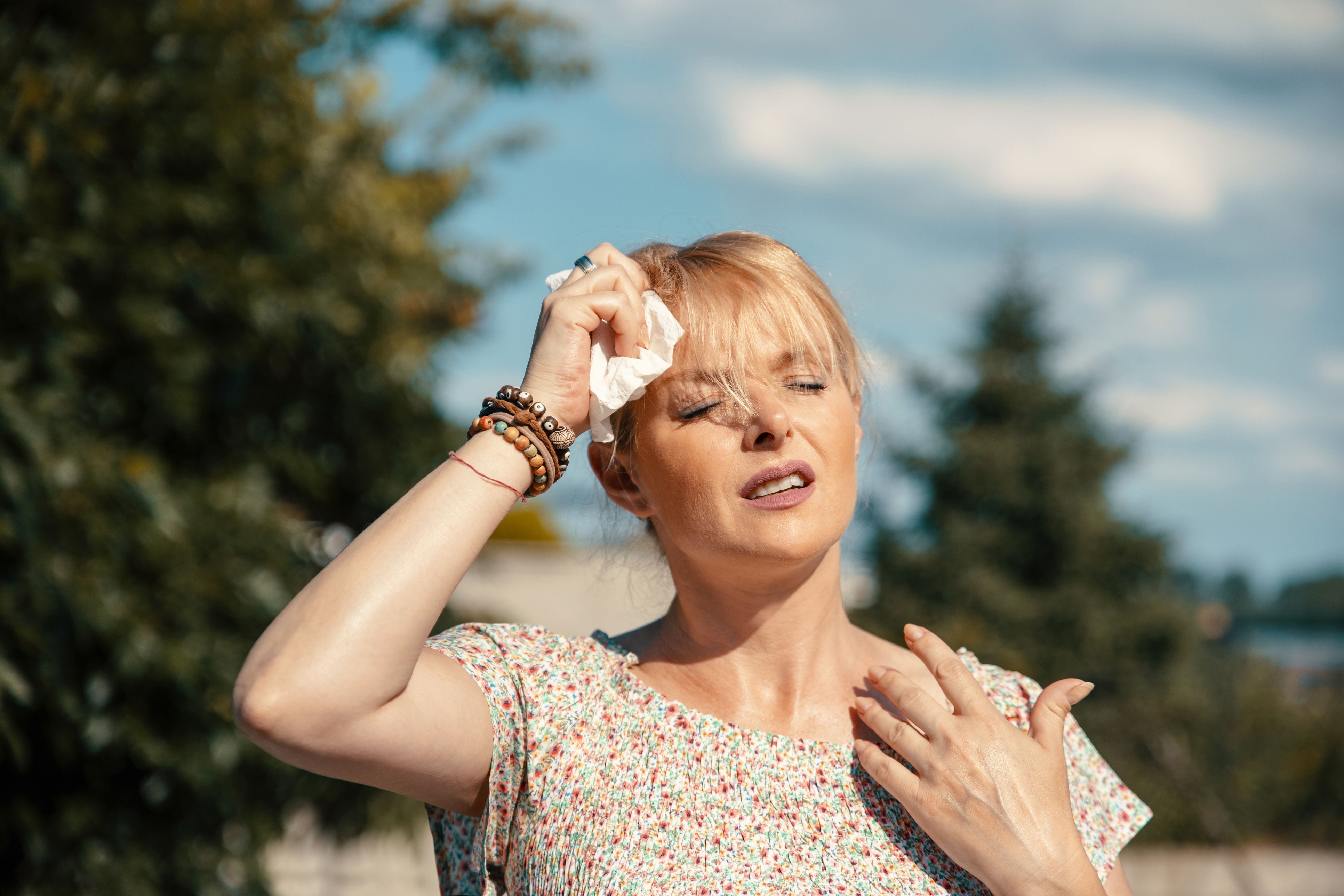 Sobald die Temperaturen steigen, klagen viele Menschen häufiger über Kopfschmerzen.