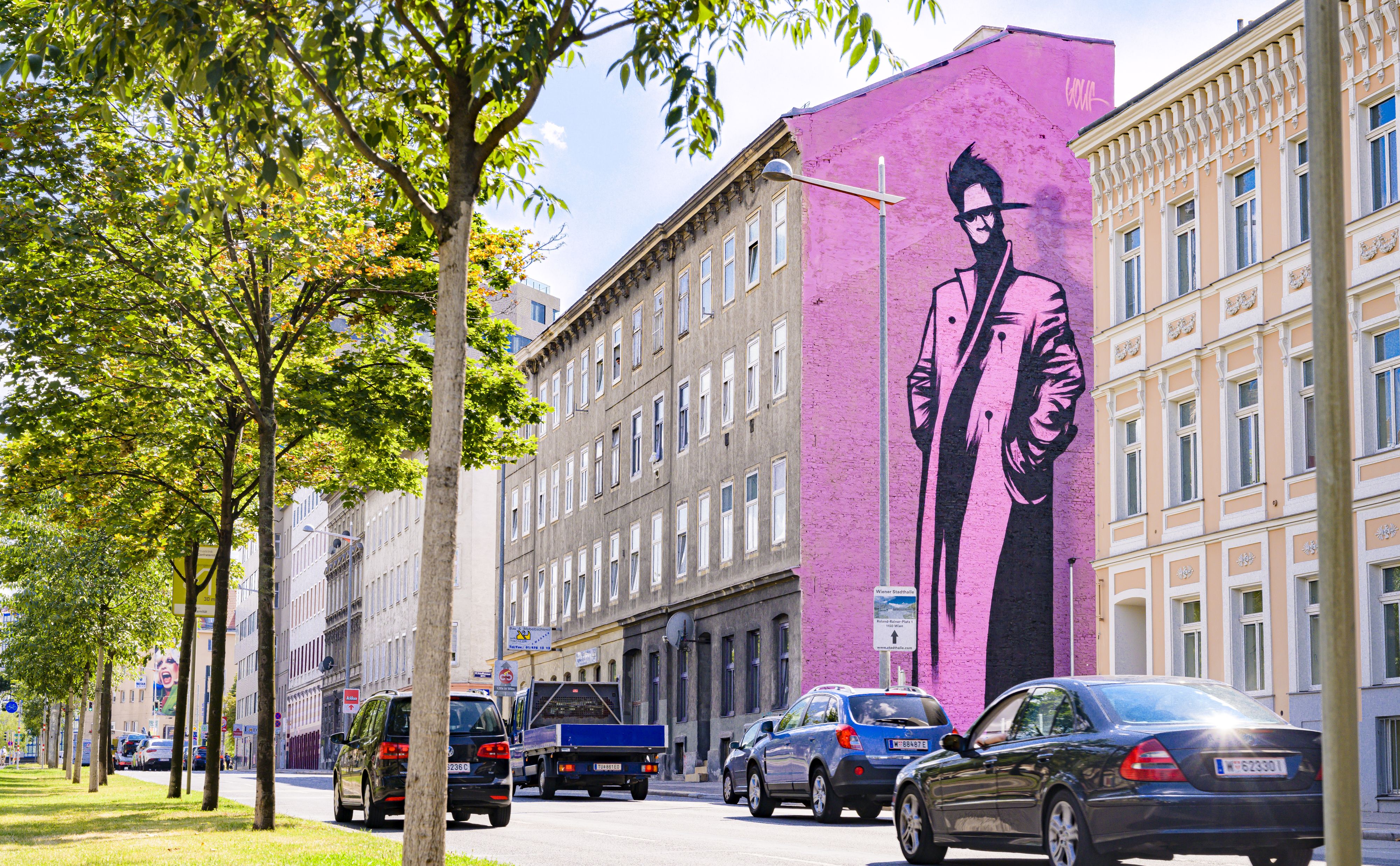 Der österreichische Street Artist und bildende Künstler Golif hat ein 2019 ein großformatiges Werk am Hernalser Gürtel 15 geschaffen. Jetzt kommt er mit einer Ausstellung mit neuen Skulpturen in die Mariahilfer Straße.
