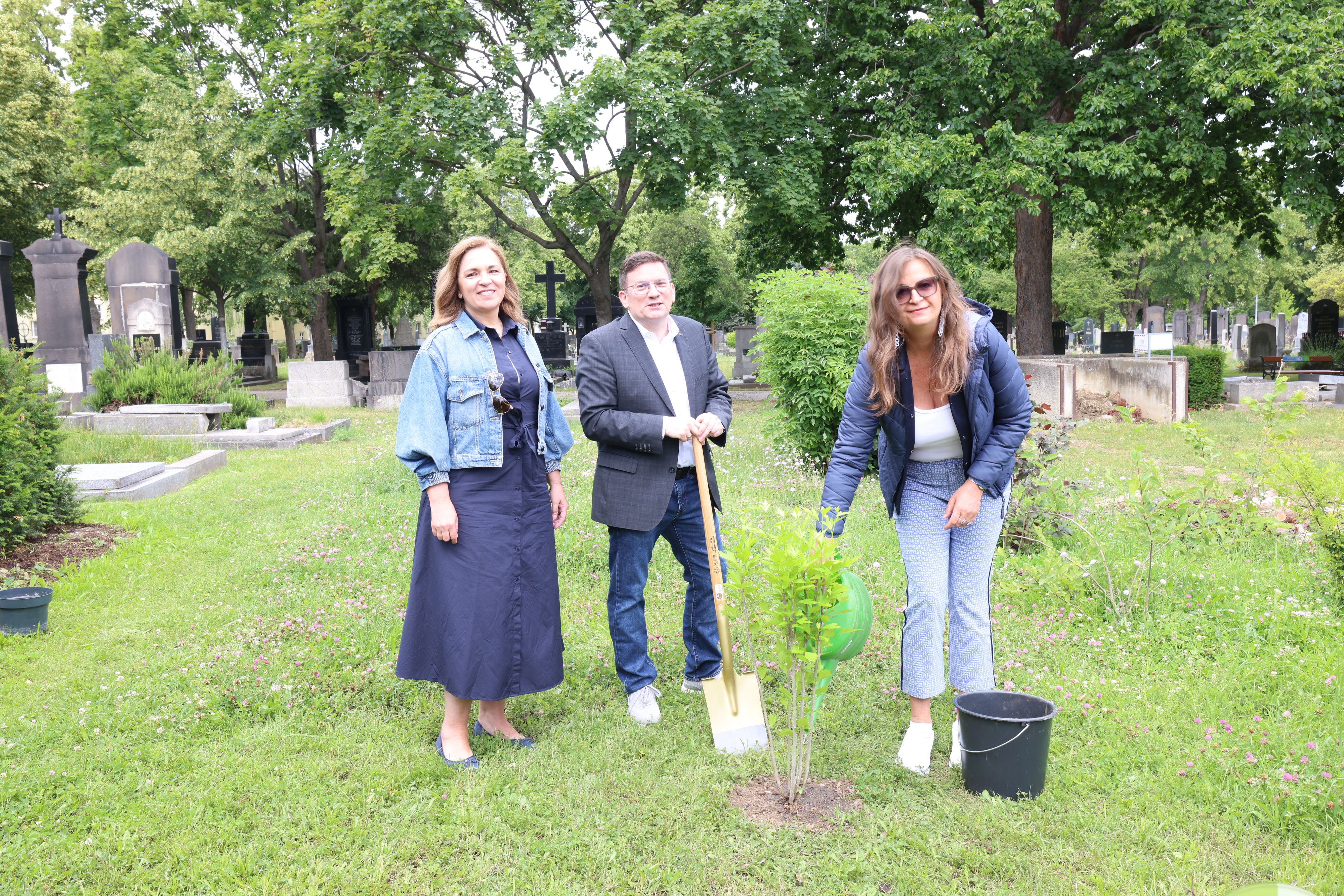 Renate Niklas, Geschäftsführerin der Friedhöfe Wien GmbH, Meidlings Bezirksvorsteher Wilfried Zankl und Stadträtin Ulli Sima (v.l.) am Friedhof Meidling.