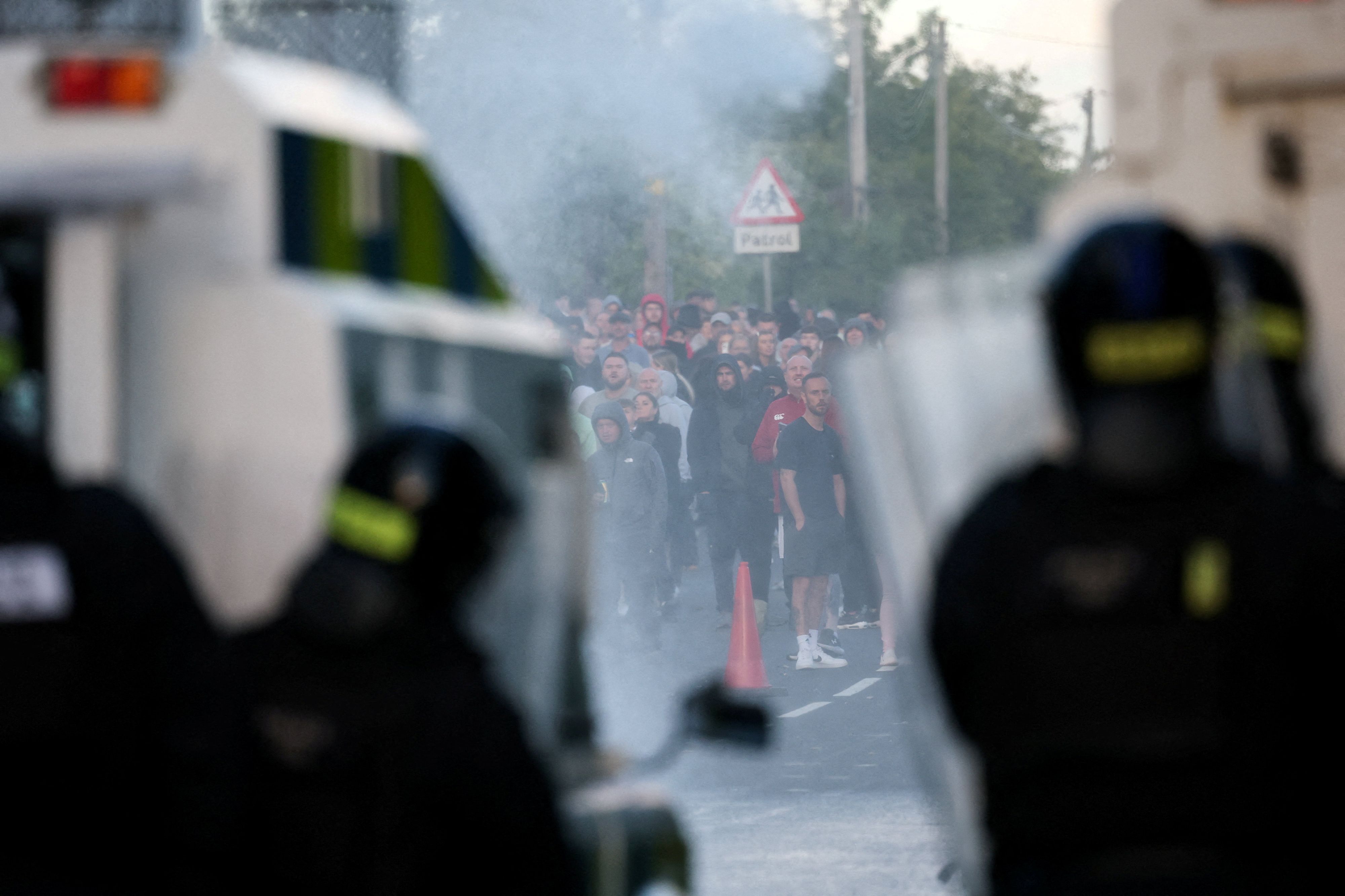Die Polizei musste auch Wasserwerfer einsetzen. (Symbolbild)