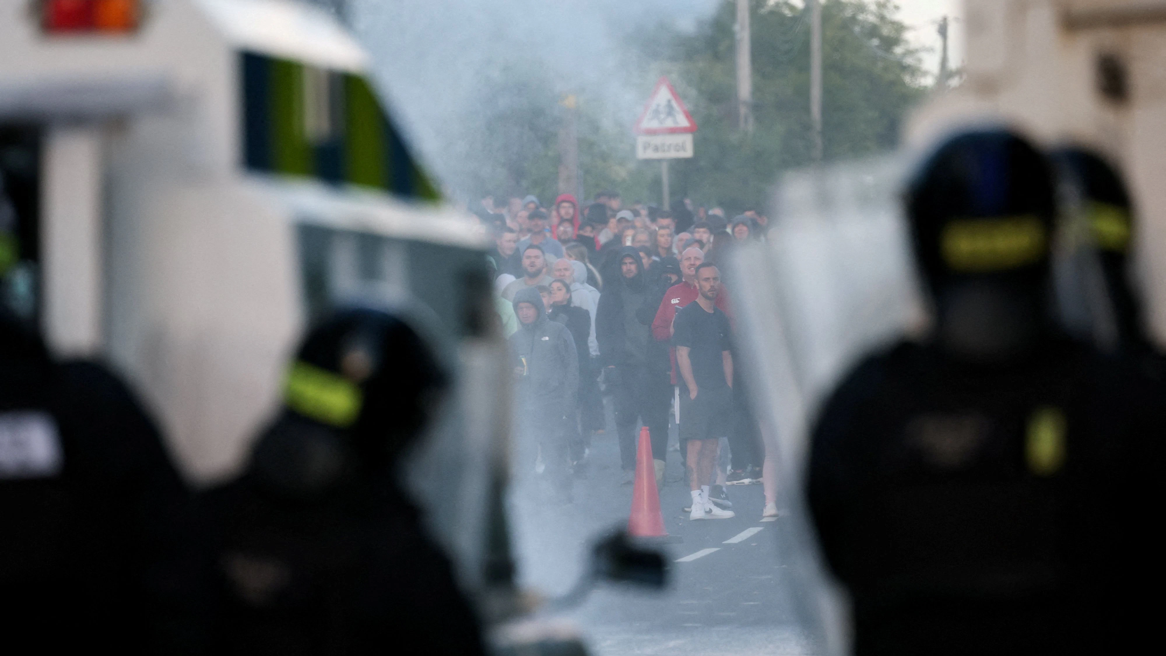 Die Polizei musste auch Wasserwerfer einsetzen. (Symbolbild)