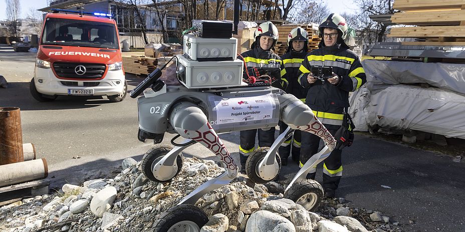 v.li.n.re Petra Rautnig, Paul Verdorfer und Richard Halatschek mit dem Spürroboter.