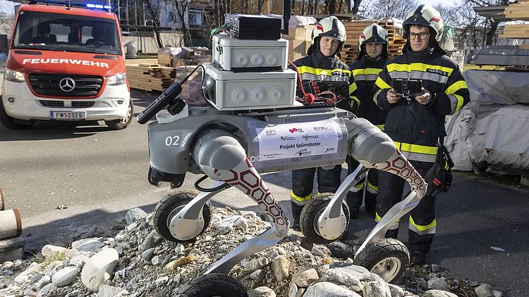 v.li.n.re Petra Rautnig, Paul Verdorfer und Richard Halatschek mit dem neuen Spürroboter