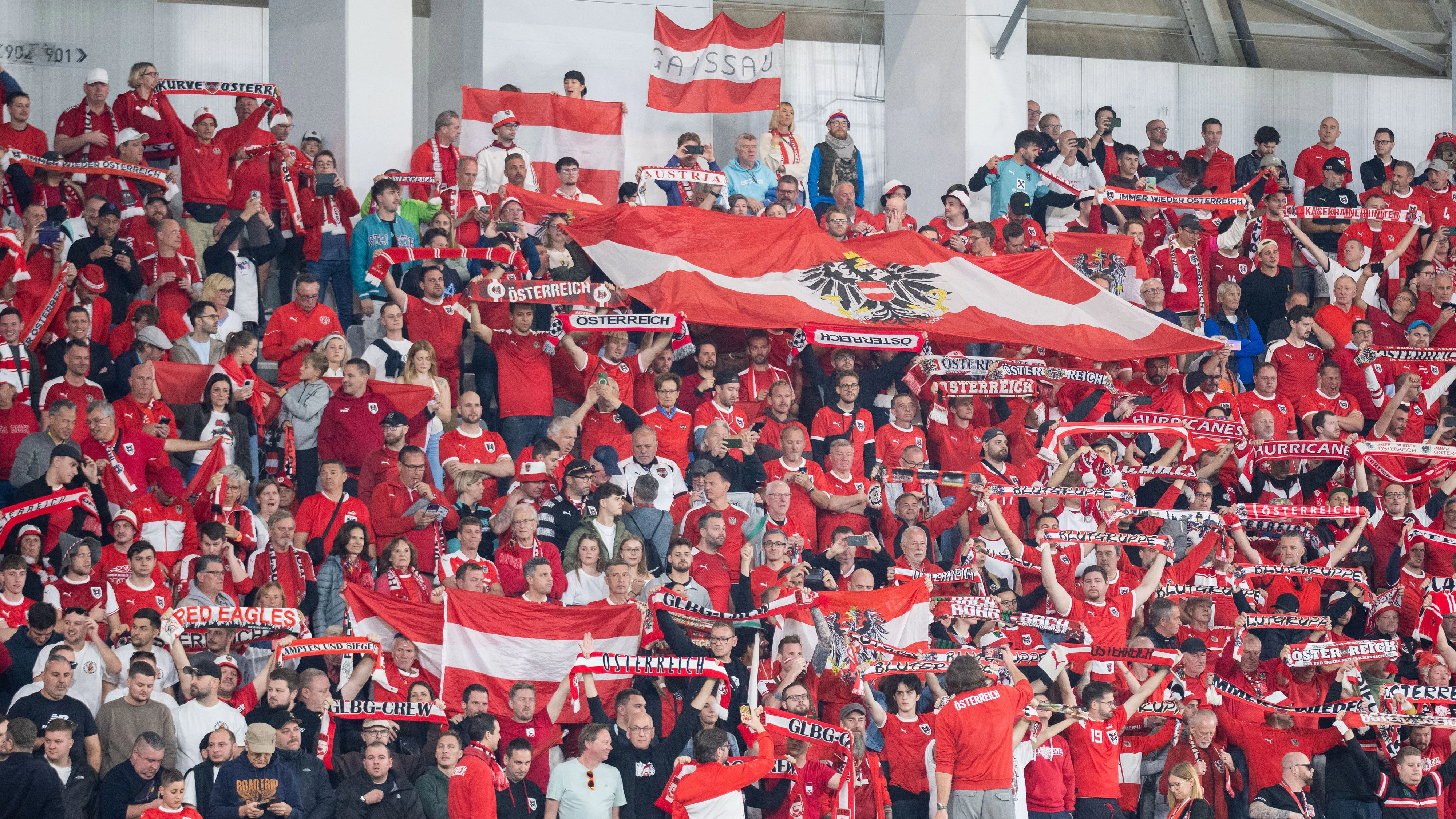 ABD0080_20251115 - LIMASSOL - ZYPERN: Österreich-Fans am Samstag, 15. November 2025, während des Spiels zur WM-Qualifikation, Gruppe H, 9. Runde, zwischen Zypern und Österreich im Alphamega Stadion in Limassol. - FOTO: APA/GEORG HOCHMUTH