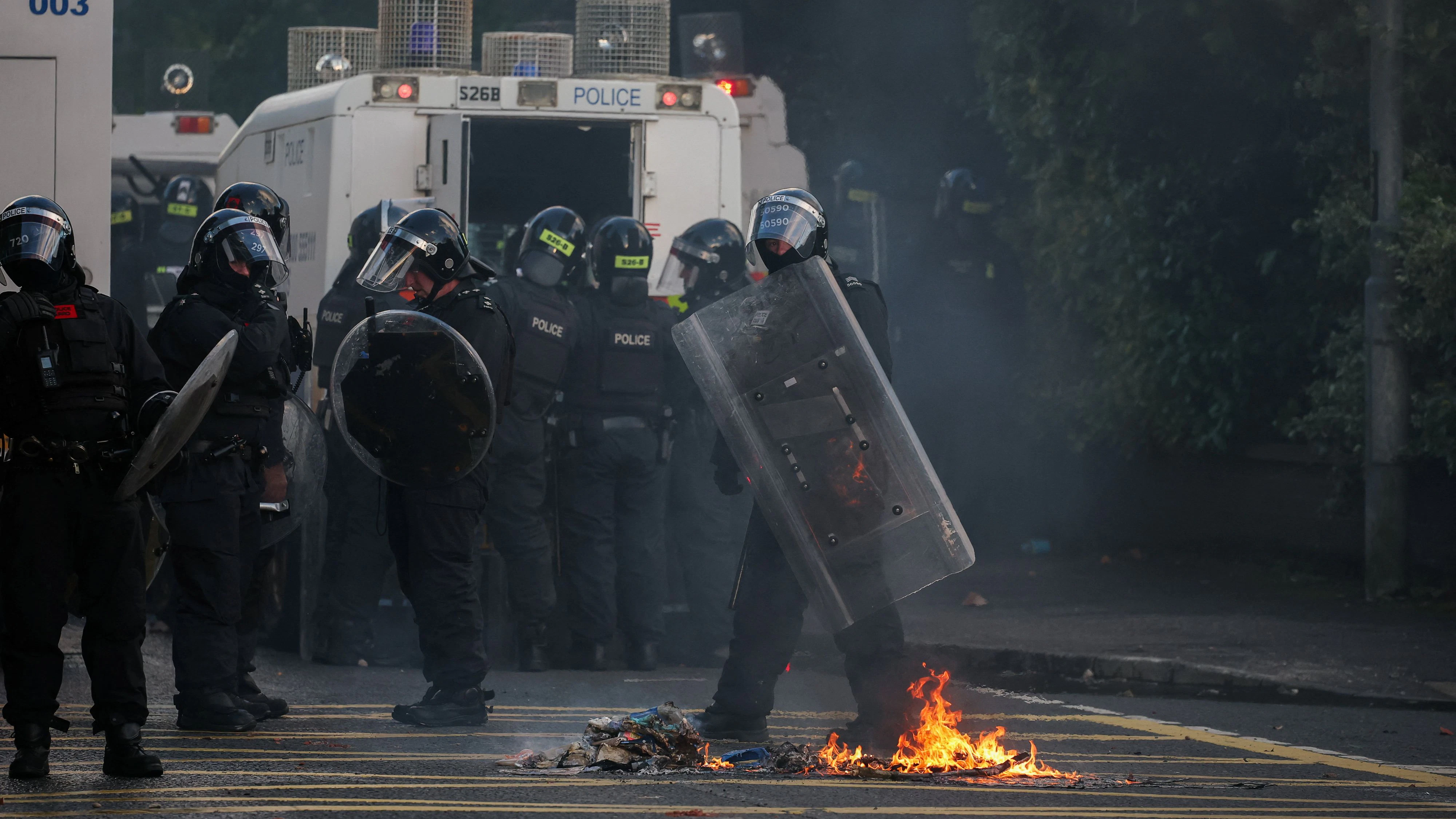 Brandsätze verletzten mindestens 12 Polizisten