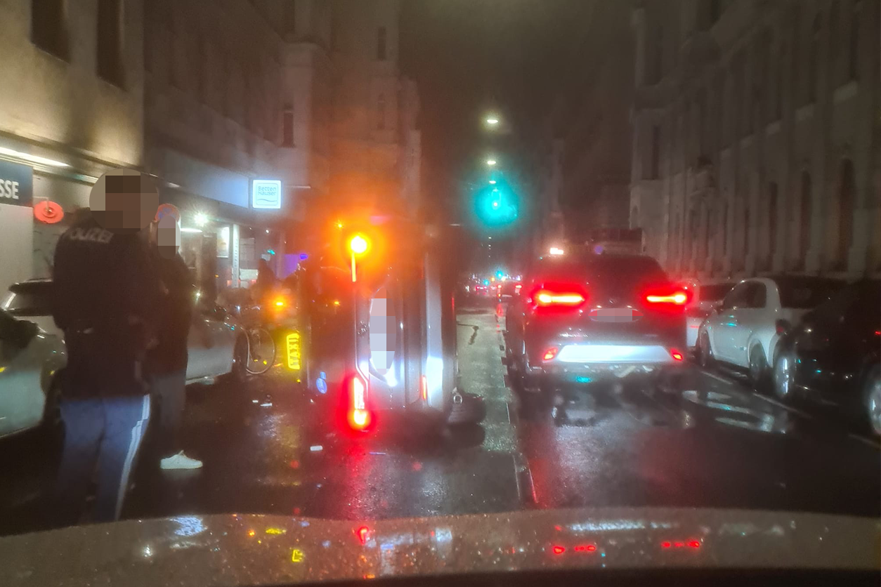 In der Nacht auf Donnerstag kam es in der Burggasse zu einem heftigen Unfall.