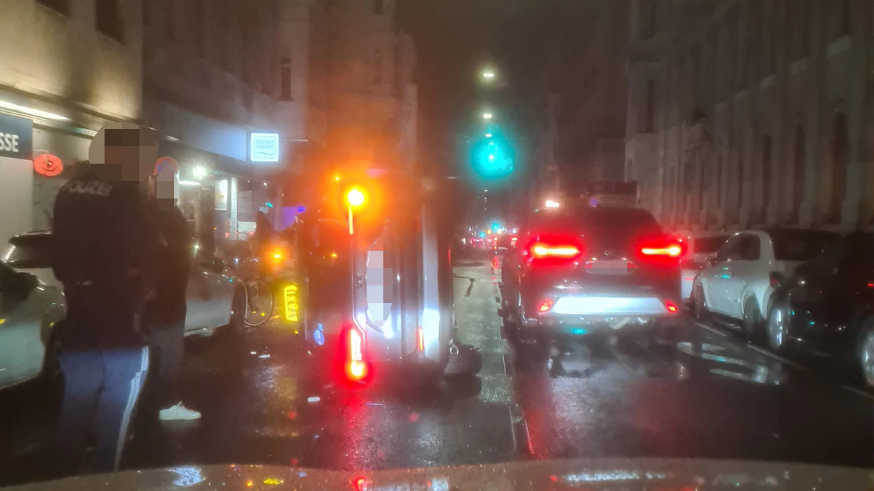 In der Nacht auf Donnerstag kam es in der Burggasse zu einem heftigen Unfall.