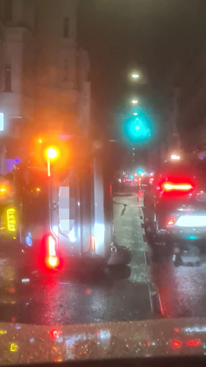 Unfall in Wien-Neubau: Auto kippt nach Kollision auf die Seite, 28-Jähriger verletzt. Rettung im Einsatz. Ursache des Unfalls noch unklar.