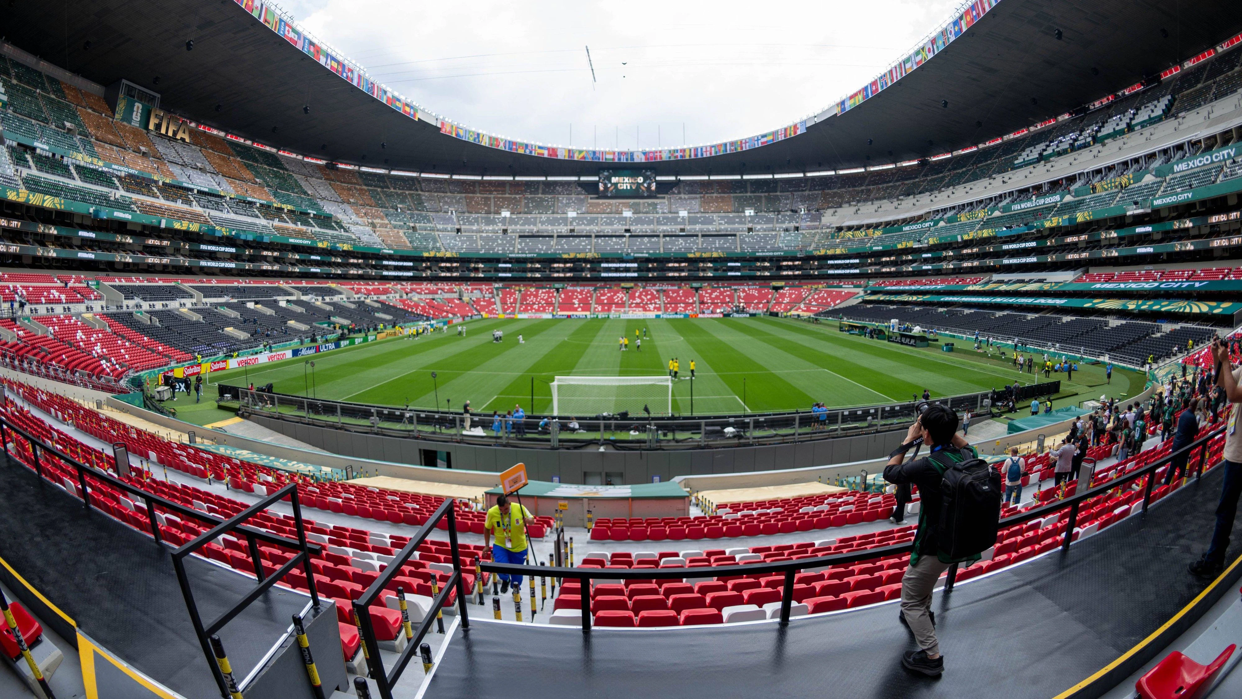 Heute.at - In Eröffnungs-Arena wird Luft für Fußball-Stars dünn