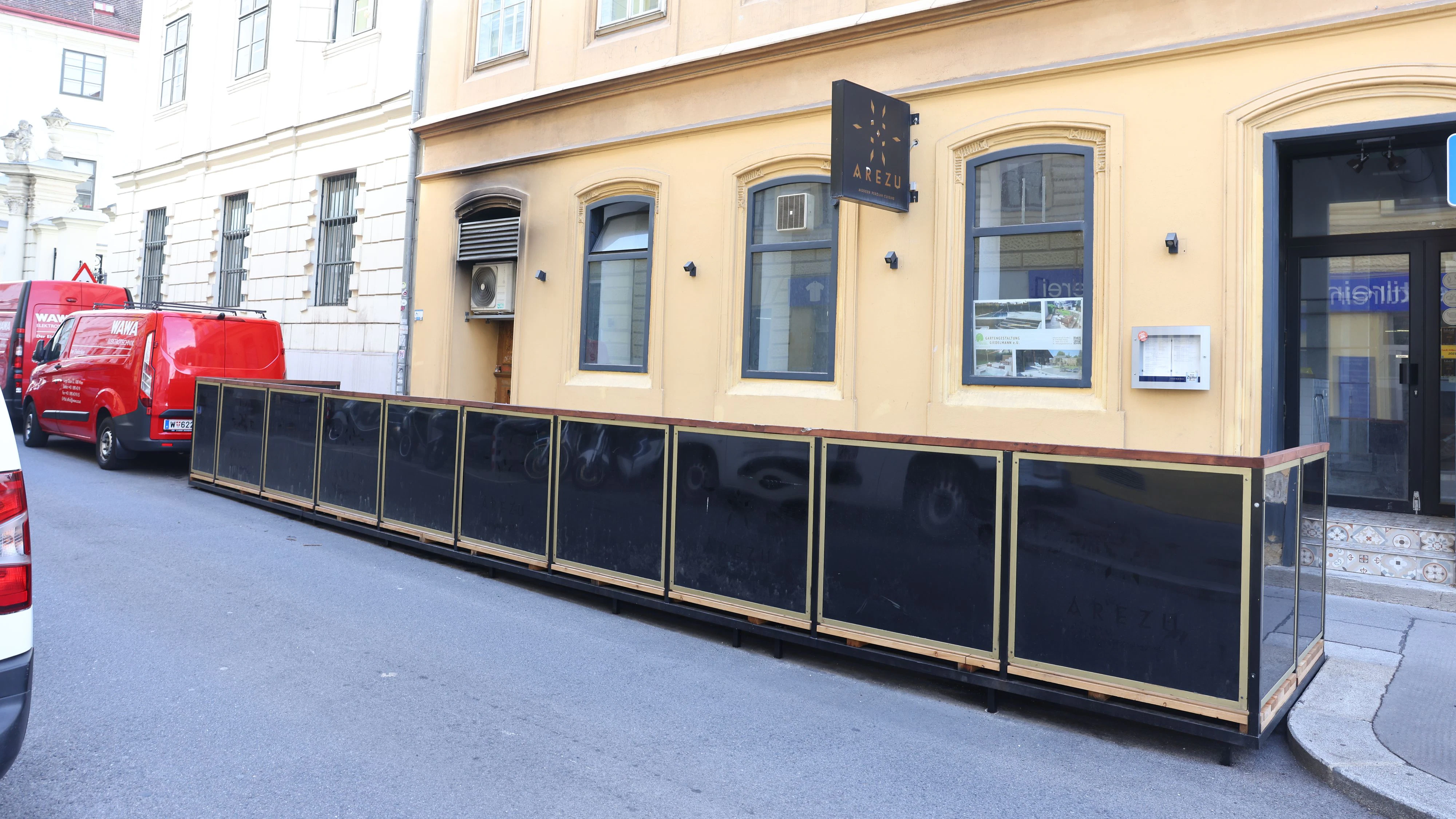 Der ungenutzte Gastgarten blockiert etwa drei Parkplätze.