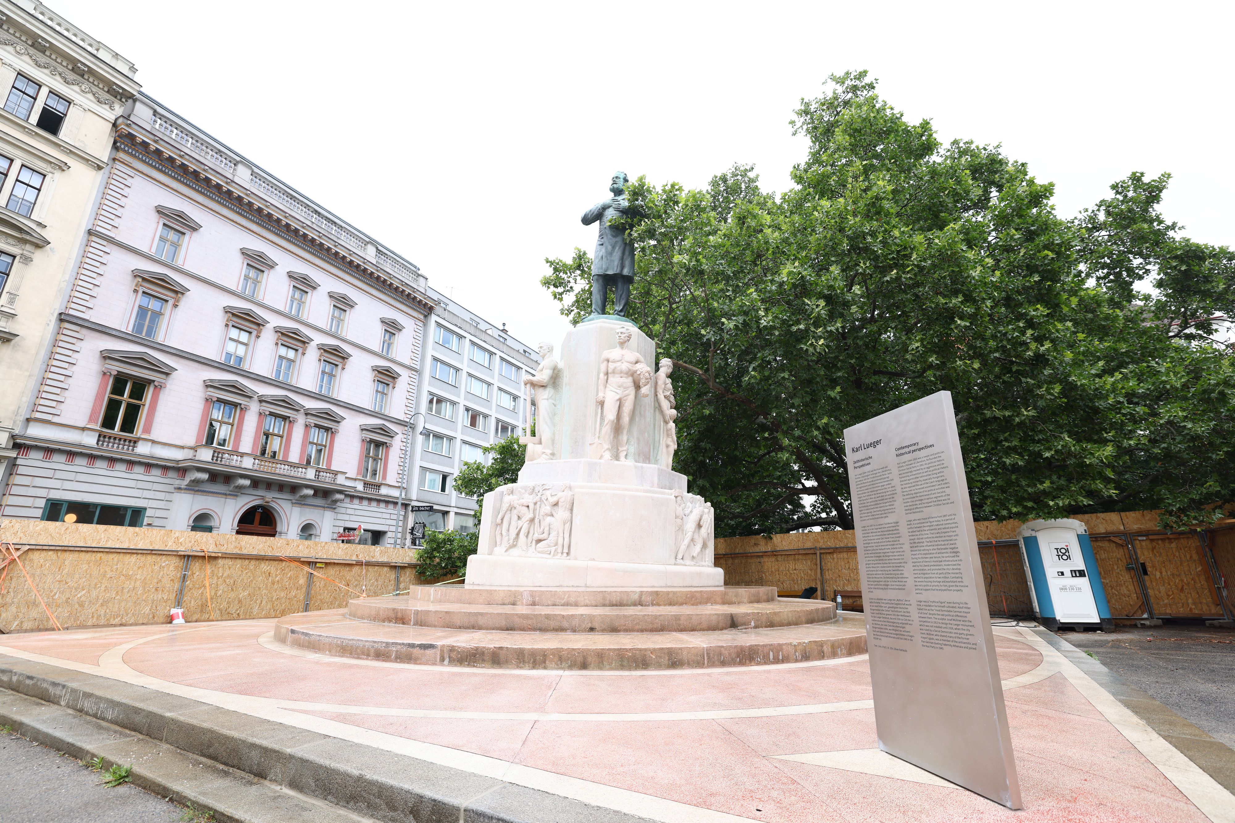 Renoviertes Lueger-Denkmal mit Infotafel in der Wiener City.
