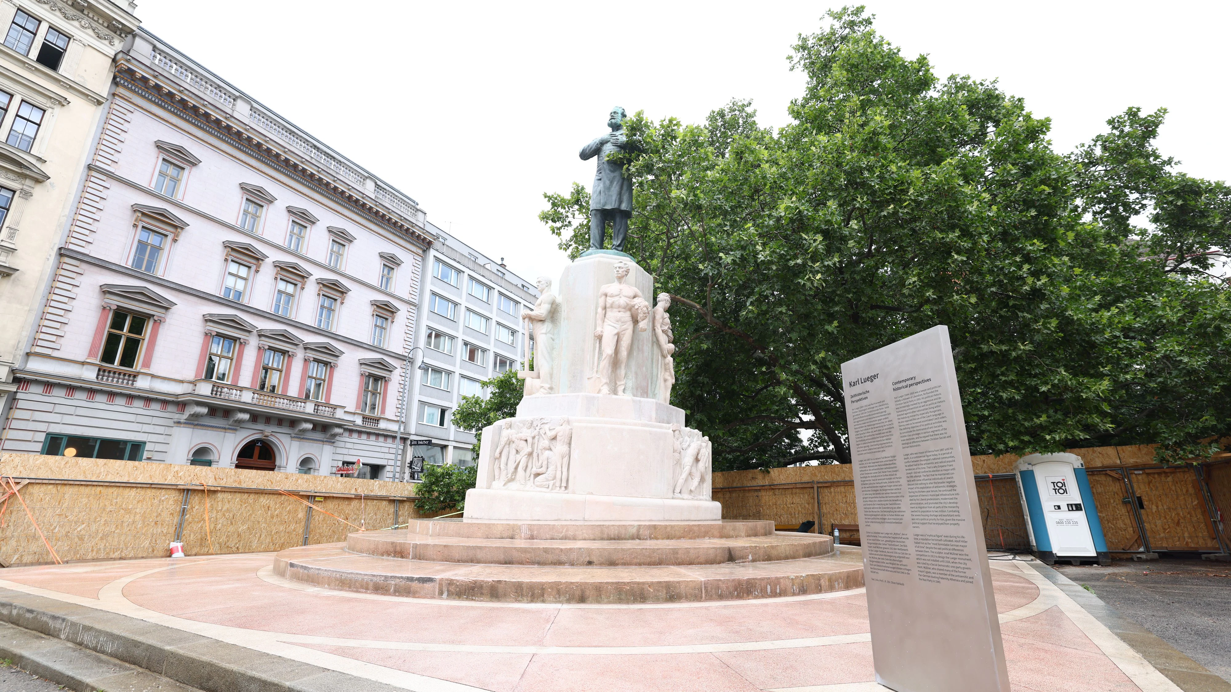 Renoviertes Lueger-Denkmal mit Infotafel in der Wiener City.