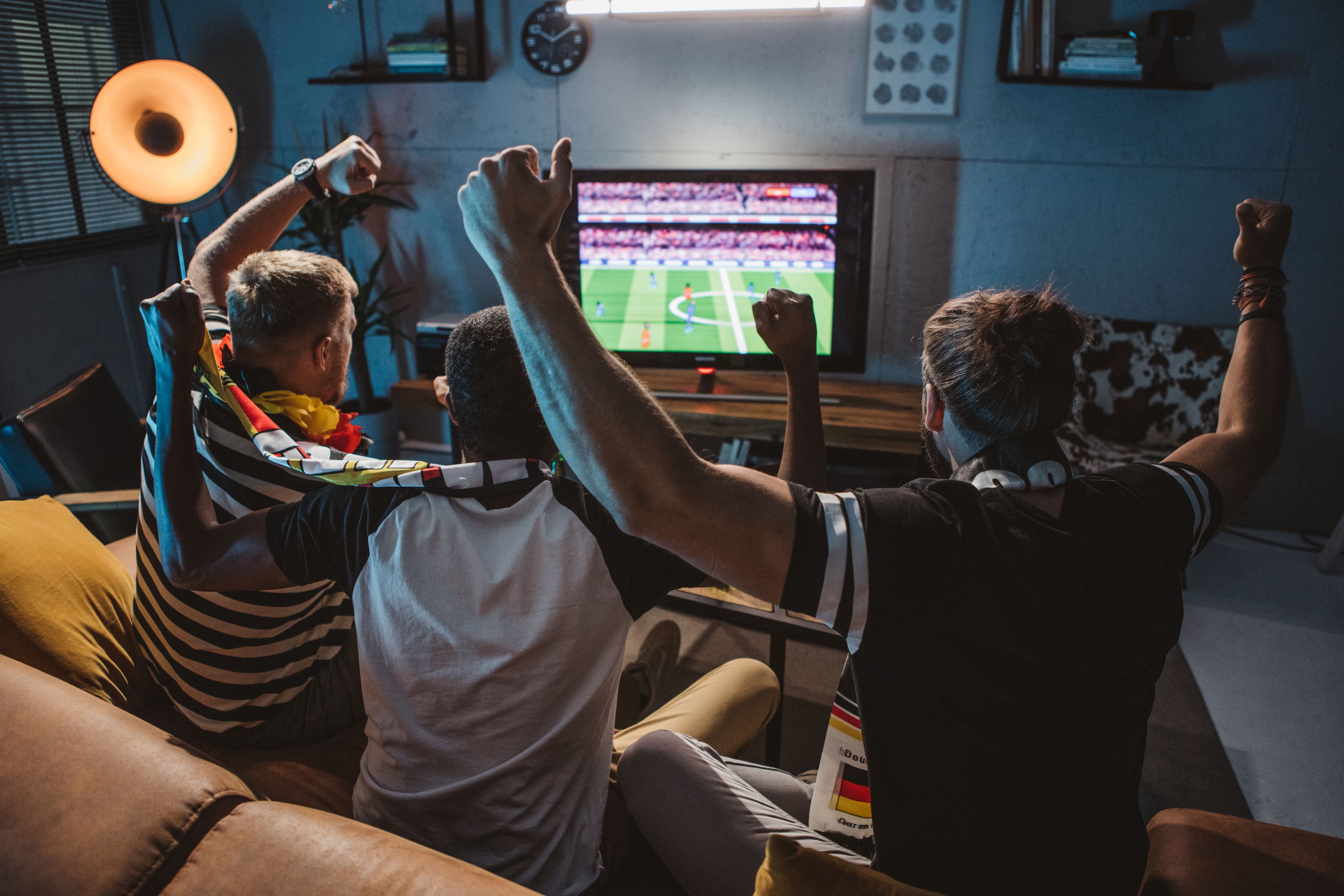 Fußball bis tief in die Nacht, Büro am nächsten Morgen: Diese Kombination kennen derzeit viele Fans nur zu gut.