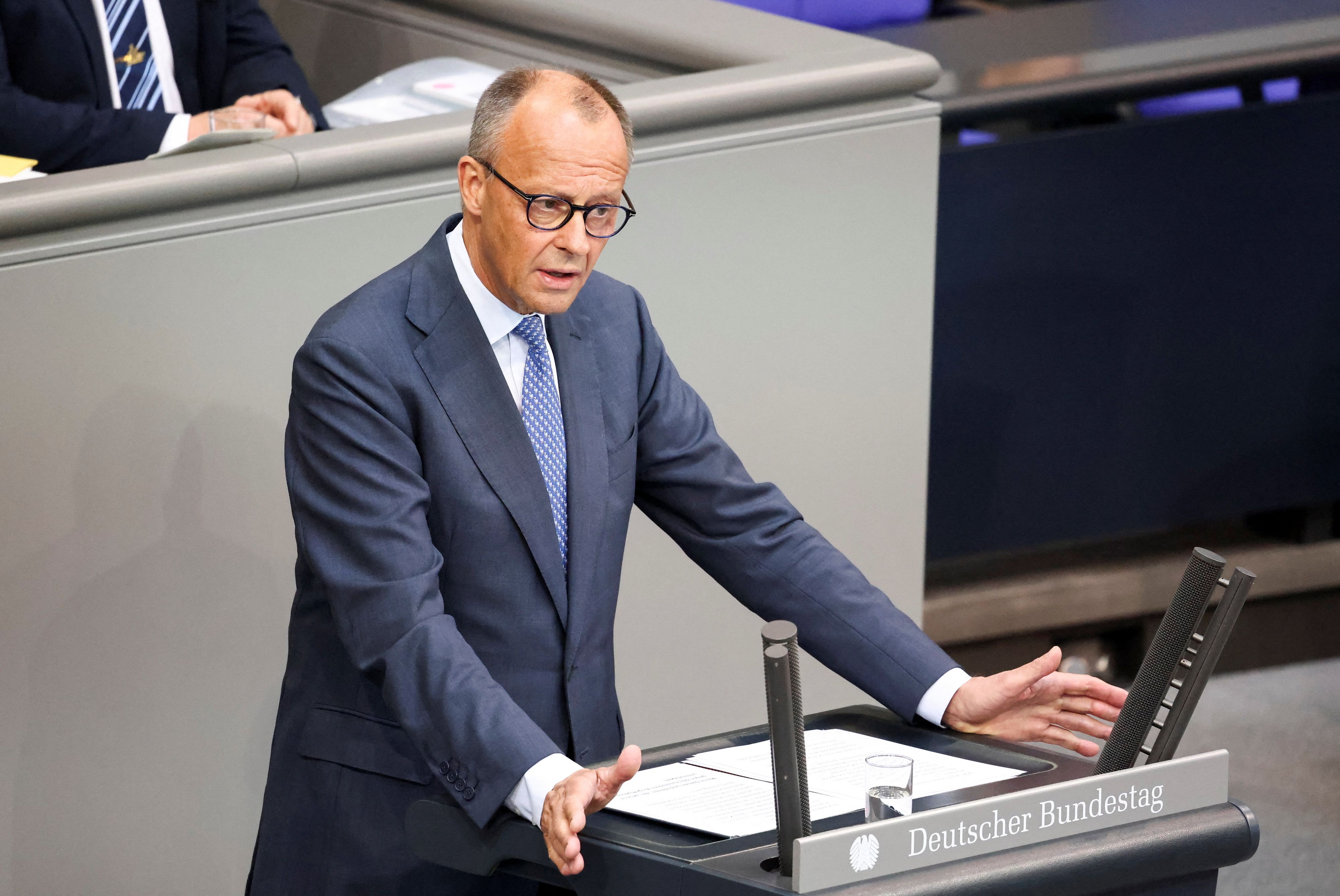 Merz im deutschen Bundestag über internationale Herausforderungen