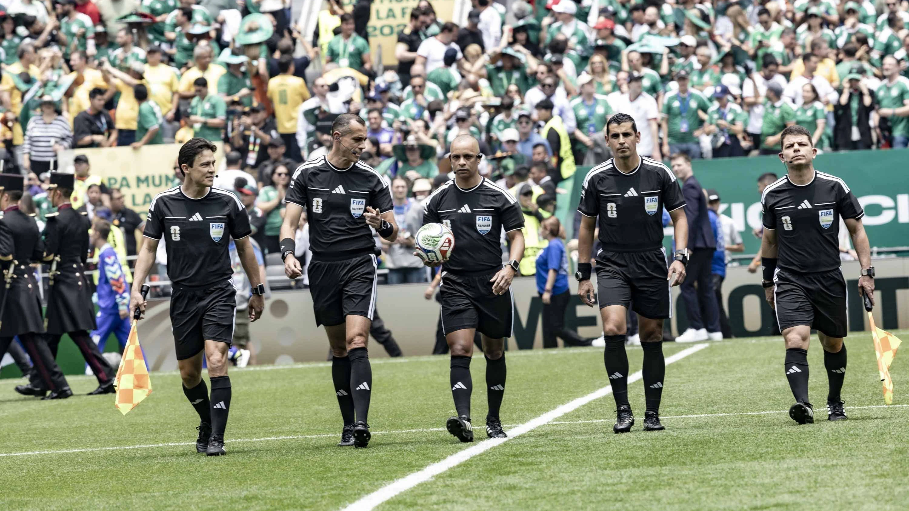 RECORD DATE NOT STATED Match between Mexico and South Africa for the 2026 World Cup. Mexico City Mexico, 11/06/2026 - World Cup/Football/Mexico - Referee: Wilton Pereira Sampaio BRA, Assistants: Bruno Pires BRA and Bruno Boschilia BRA and VAR: Nicolas Gallo COL in a match between Mexico and South Africa, valid for the 2026 World Cup, the opening match takes place at the traditional Azteca Stadium, in Mexico City, this Thursday, June 11, 2026.Foto: Pedro Paulo Diaz/Thenews2/imago images SPO PUBLICATIONxNOTxINxUSA Copyright: xPedroxPauloxDiazx