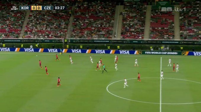 Die Hecke und die leeren Tribünen.