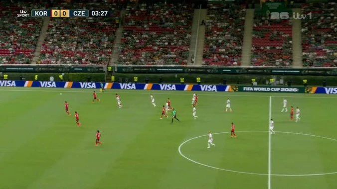 Heute.at - Kurios: Hecke trennt Zuseher vom Spielfeld im Stadion
