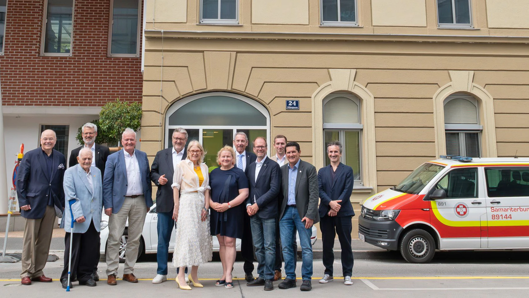 Gesundheitsministerin Schumann und Stadtrat Hacker mit dem Samariterbund-Team.