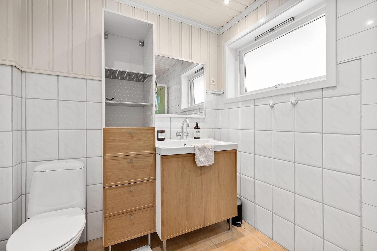 Modernes Badezimmer mit Toilette