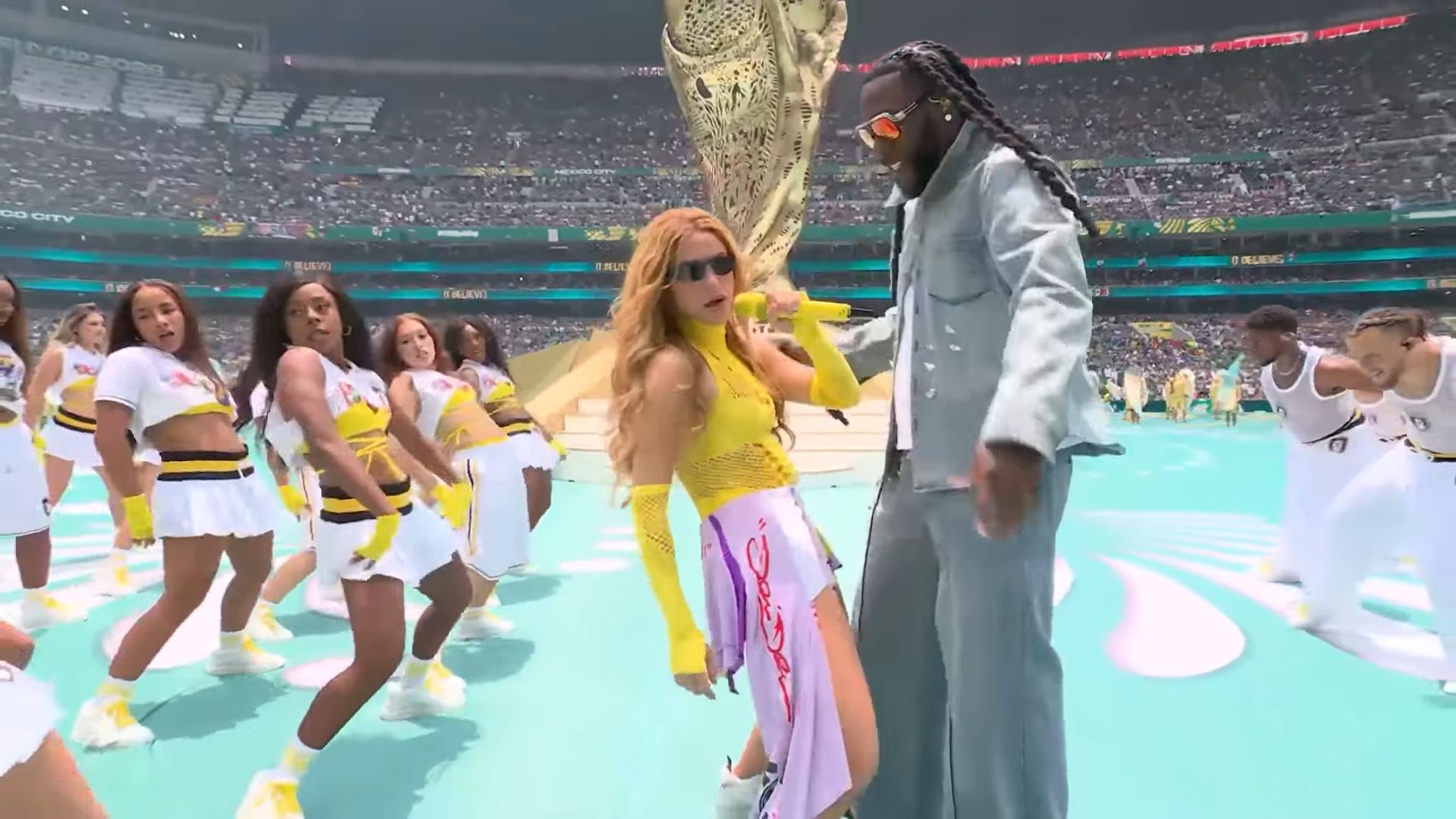 Burna Boy wirkt etwas verwirrt.