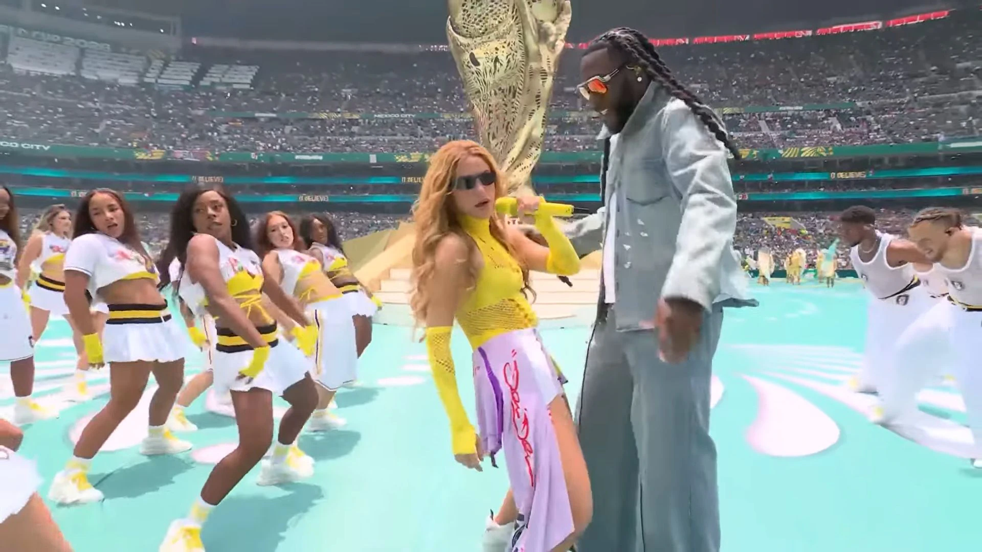 Burna Boy wirkt etwas verwirrt.