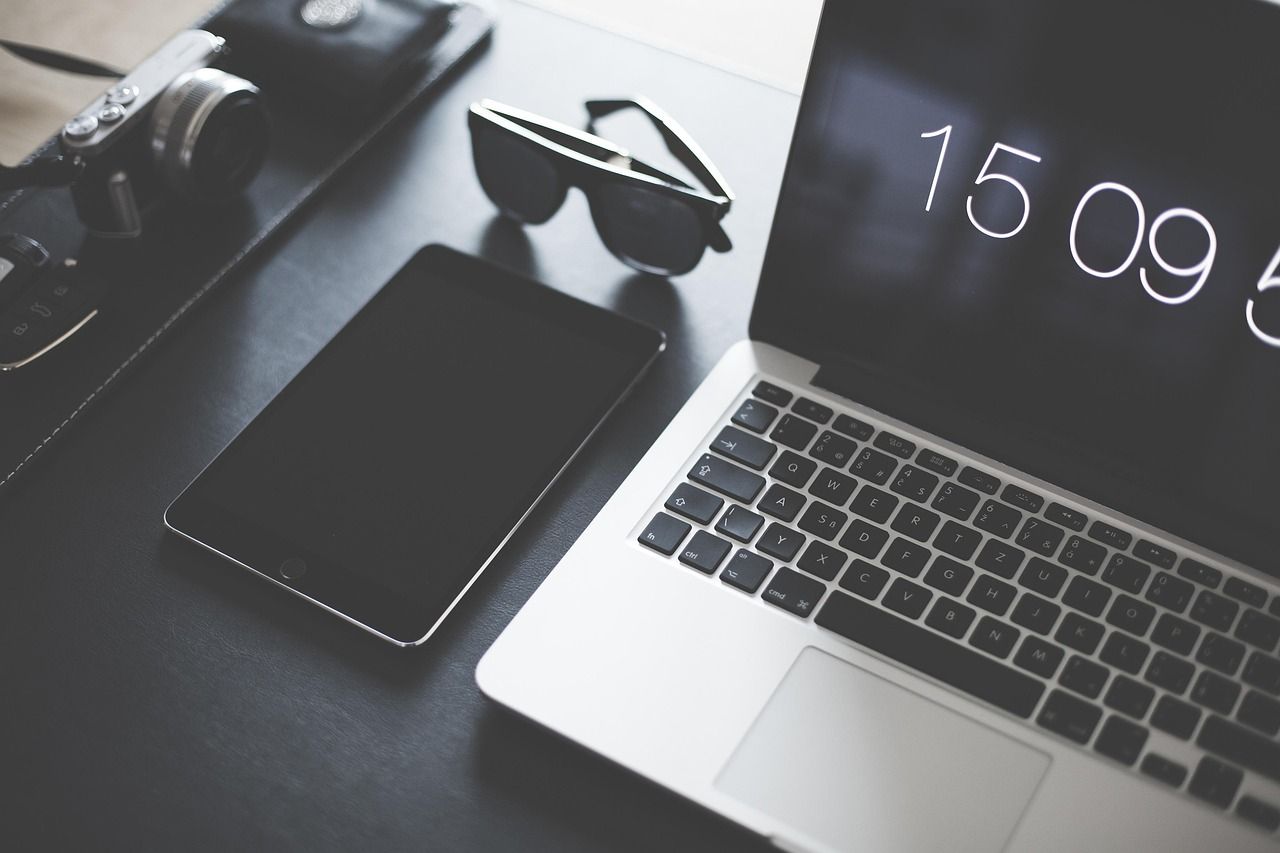 MacBook, iPad und iPhone auf dem Arbeitsplatz