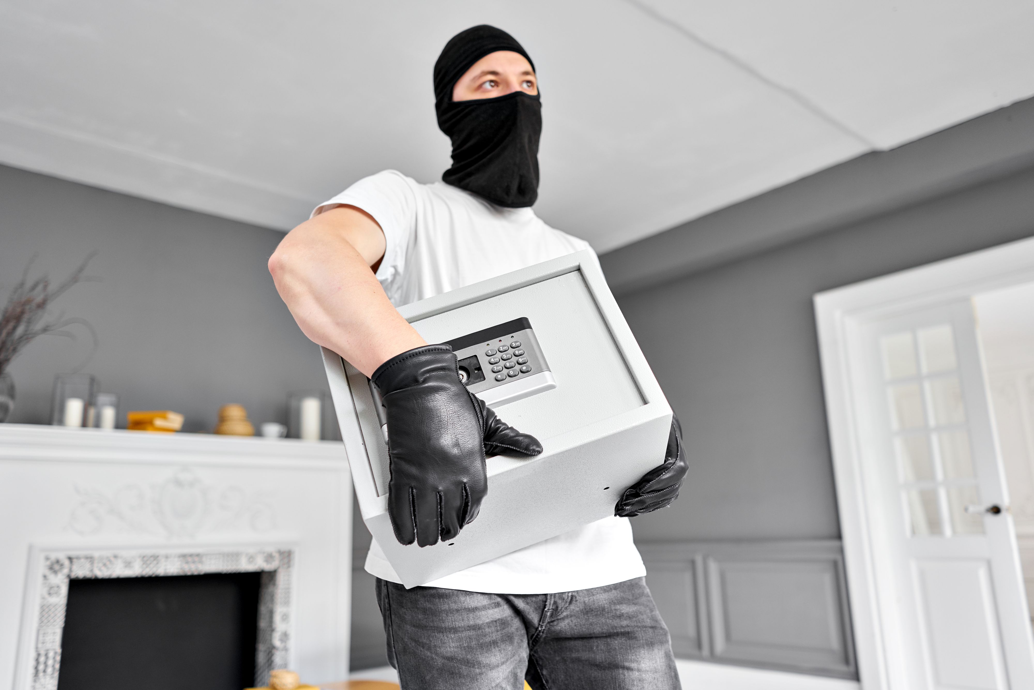 Pensionist wurde abgelenkt, ein Komplize stahl Tresor mit Wertsachen 