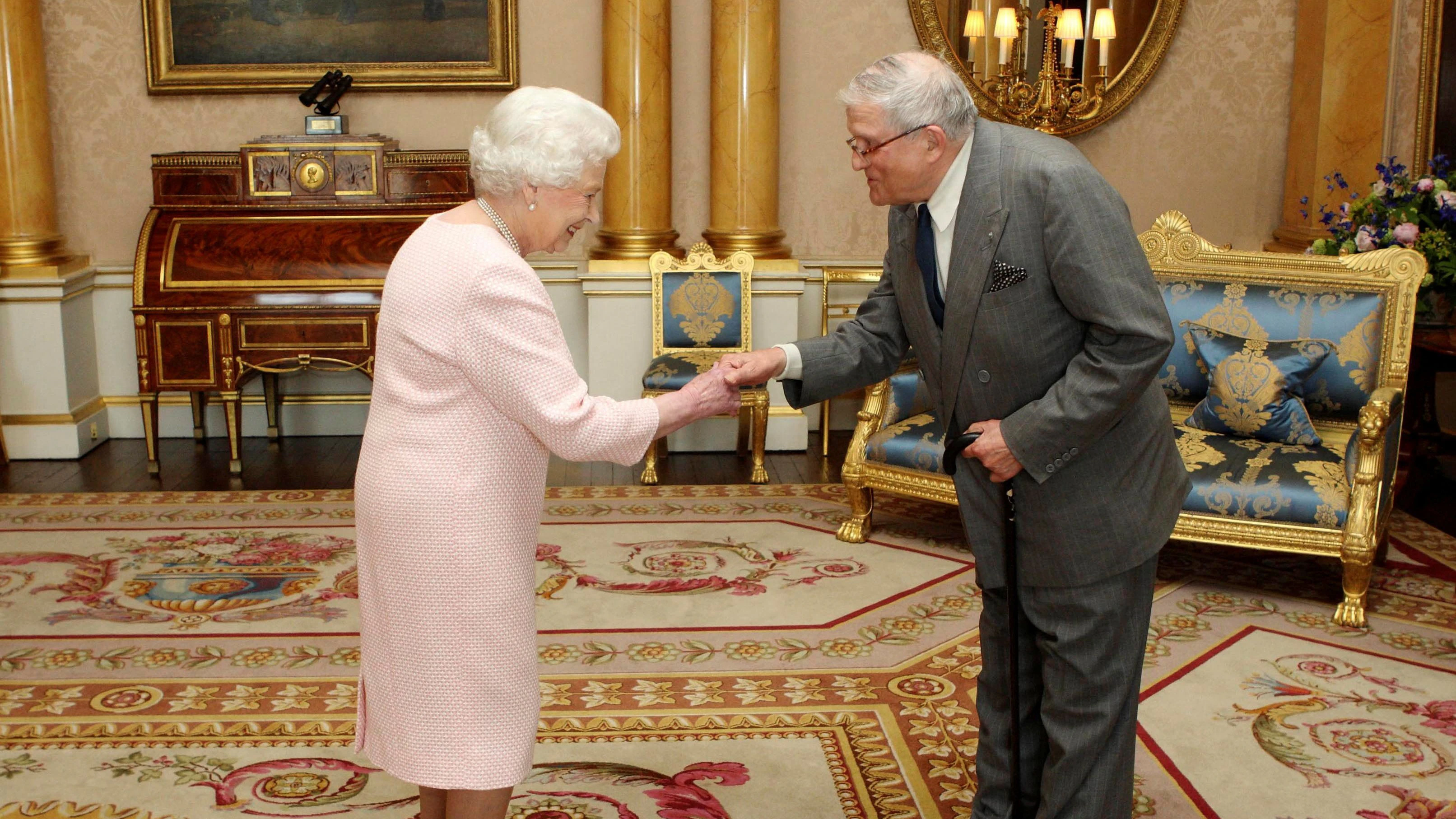 Königin Elizabeth verlieh dem Künstler David Hockney im Jahr 2012 den Verdienstorden.