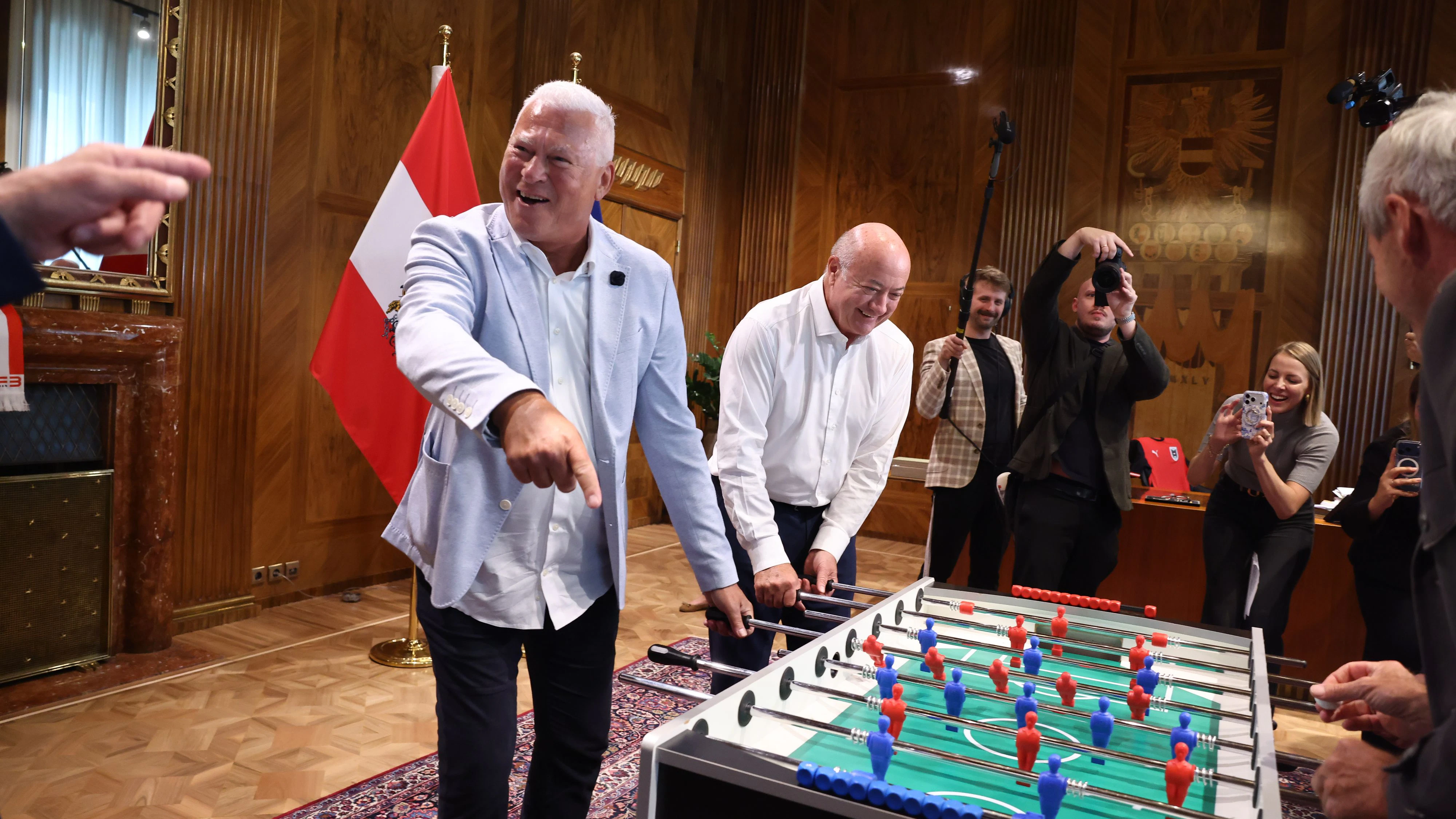 Kicker-Legende Toni Polster bewies sein Können diesmal am Tischfußballtisch. Doch die Positionen suchte sich der Kanzler aus.
